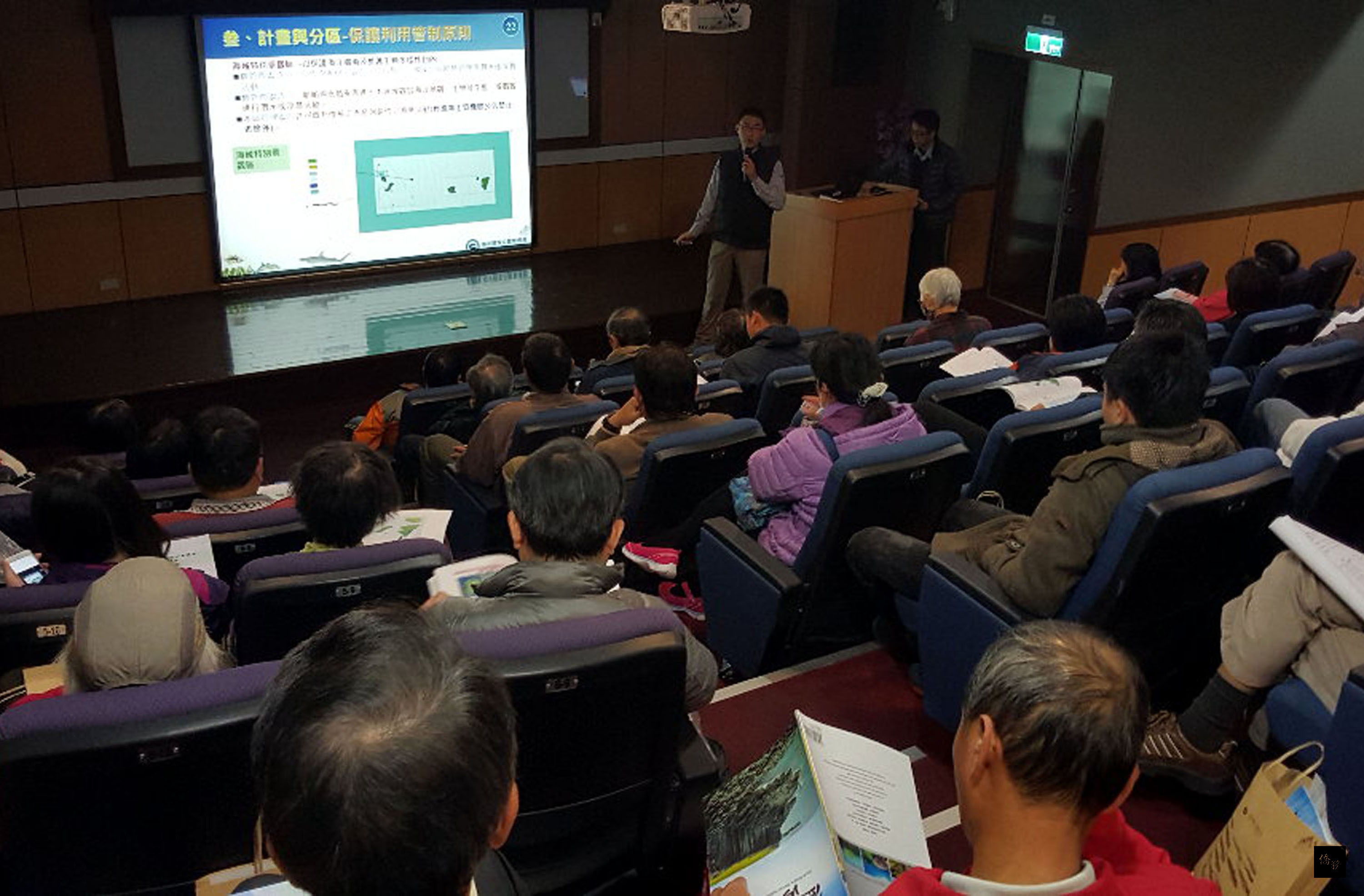 澎湖南方四島國家公園區獨特的人文與多樣的海洋生態，是今年觀光旅遊最被看好的景點，海洋國家公園管理處25日起，一連兩天在澎湖舉辦3場次的南方四島國家公園講座，場場爆滿。（中央社提供）