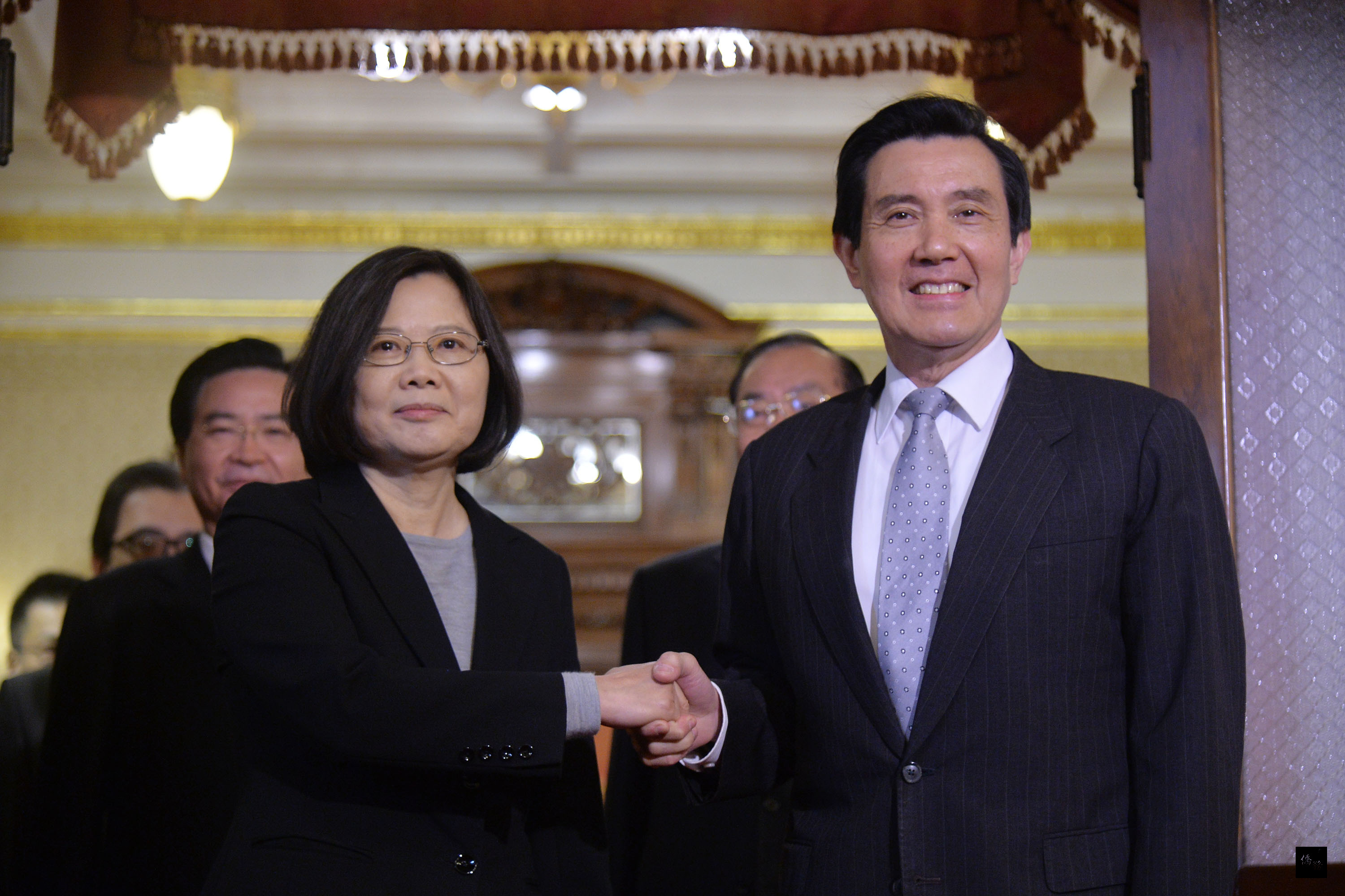 「雙英會」3月30日上午10時在台北賓館登場,總統馬英九(右)與總統當選人蔡英文(左)閉門會談超過1小時,雙方除了交接事宜外,也就外交、南海及國人關切的教育及年金等問題交換意見。(中央社提供)