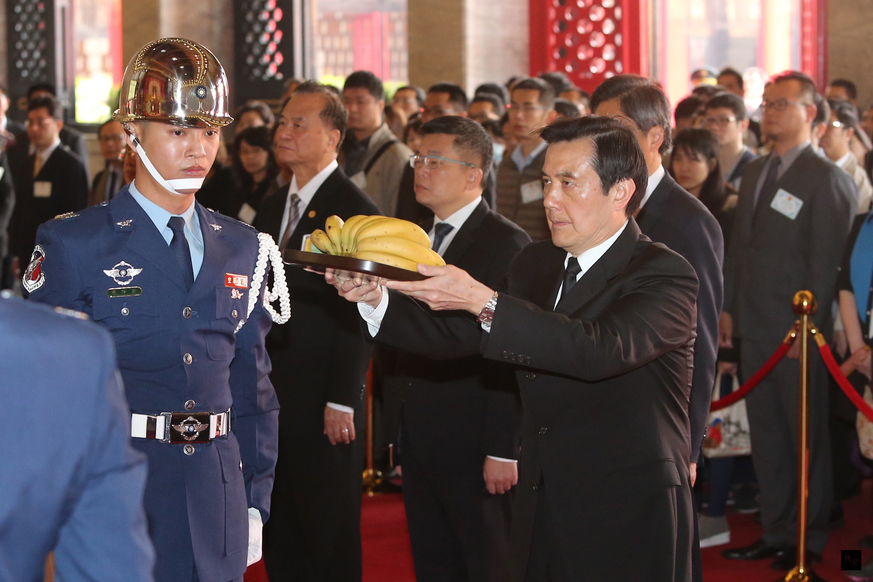 總統馬英九（前右）1日在台北市忠烈祠，出席中華民國105年中樞遙祭黃帝陵典禮。（中央社提供）