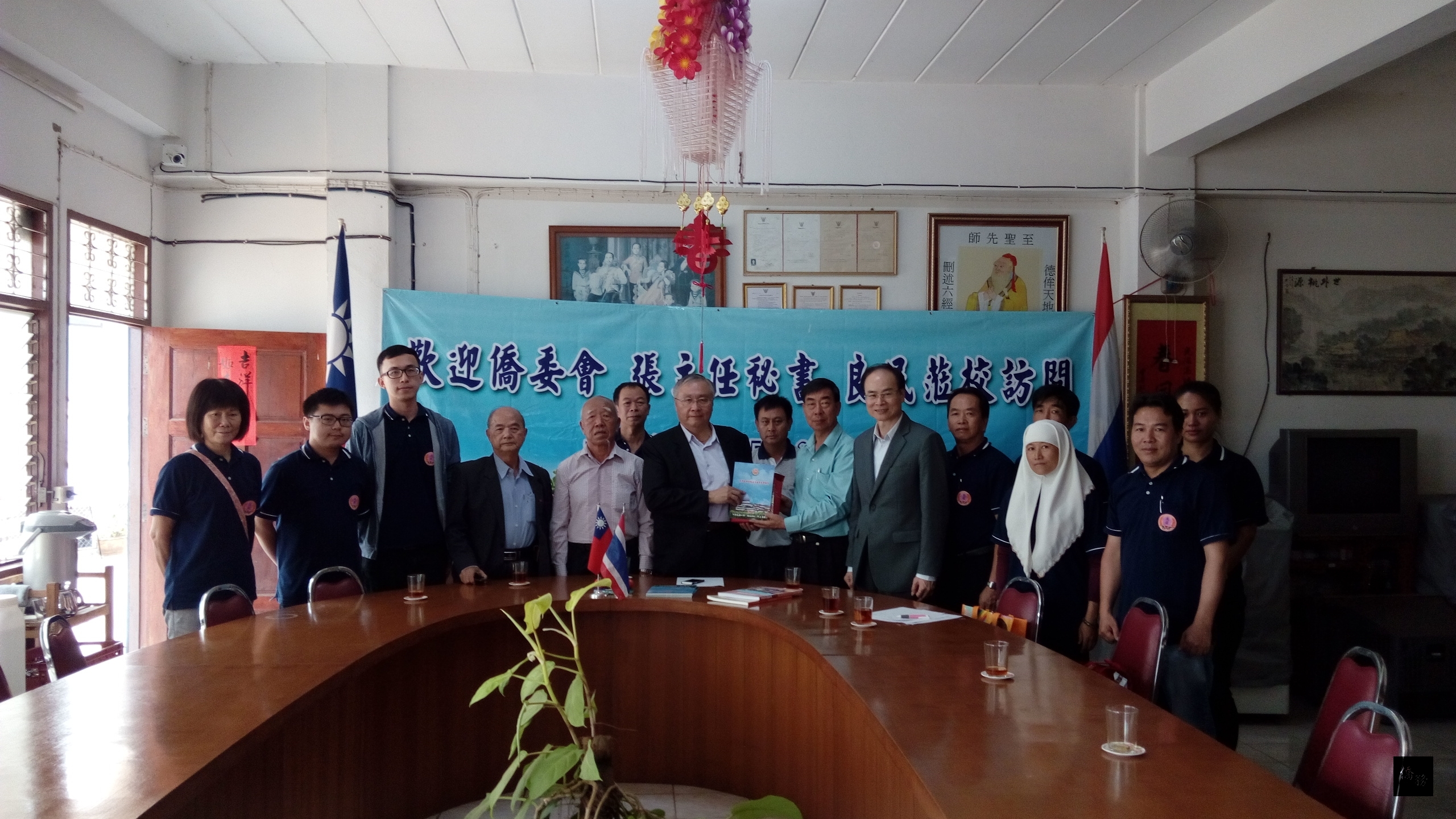 僑務委員會主任秘書張良民訪問視清萊茶房村光復高中，致贈校長顏協清紀念品。（泰華文教中心提供）