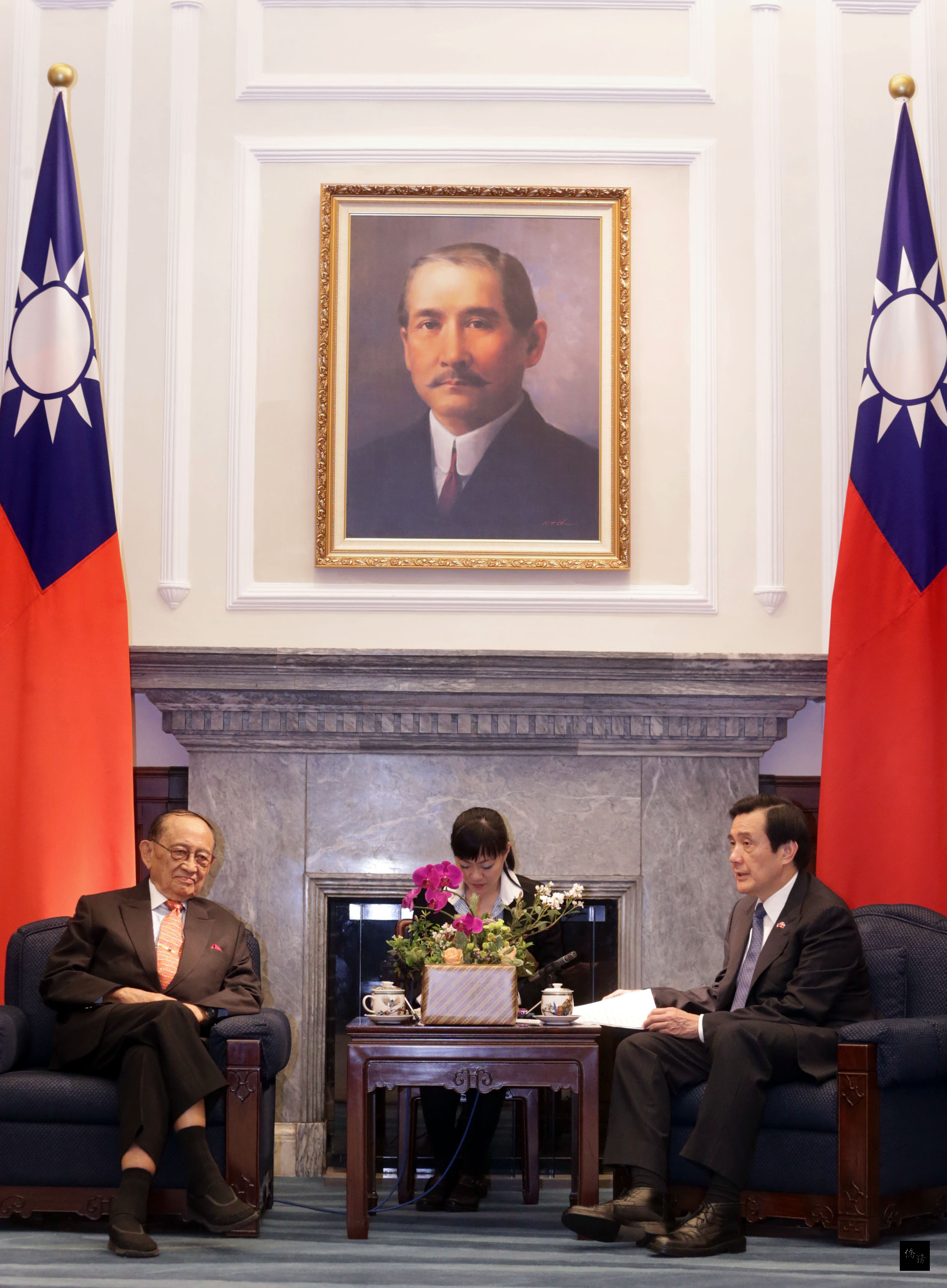 總統馬英九(右)7日在總統府,接見菲律賓前總統羅慕斯(Fidel V. Ramos)(左),歡迎他來台訪問。(中央社提供)