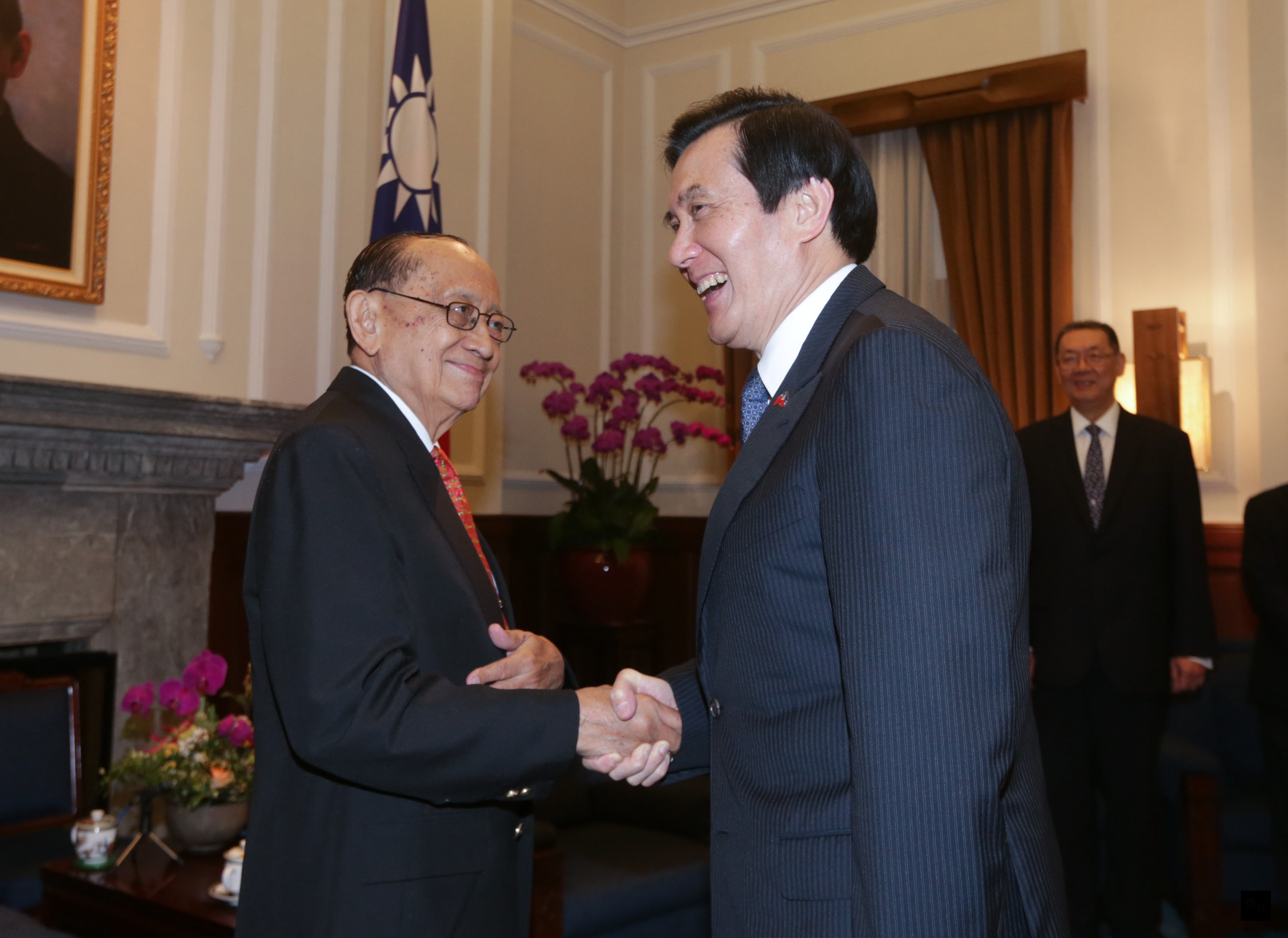 總統馬英九(前右)7日在總統府,接見菲律賓前總統羅慕斯(Fidel V. Ramos)(前左),歡迎他來台訪問。(中央社提供)