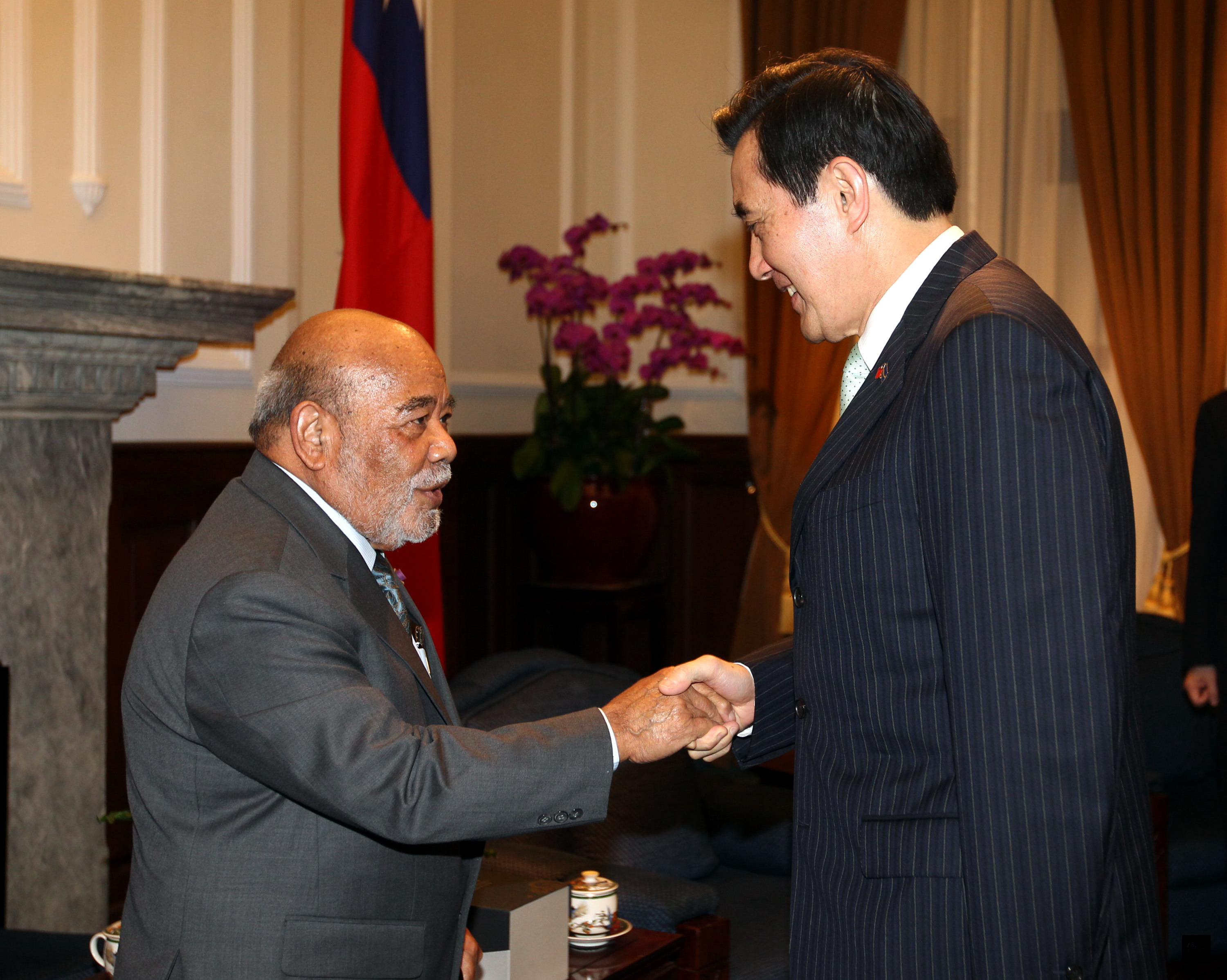 總統馬英九(右)13日在總統府接見諾魯共和國駐華大使柯克(Ludwig Keke)(左),馬總統表示,柯克大使來台9年,增進兩國之間的關係,馬總統再次表達對柯克大使的肯定。(中央社提供)