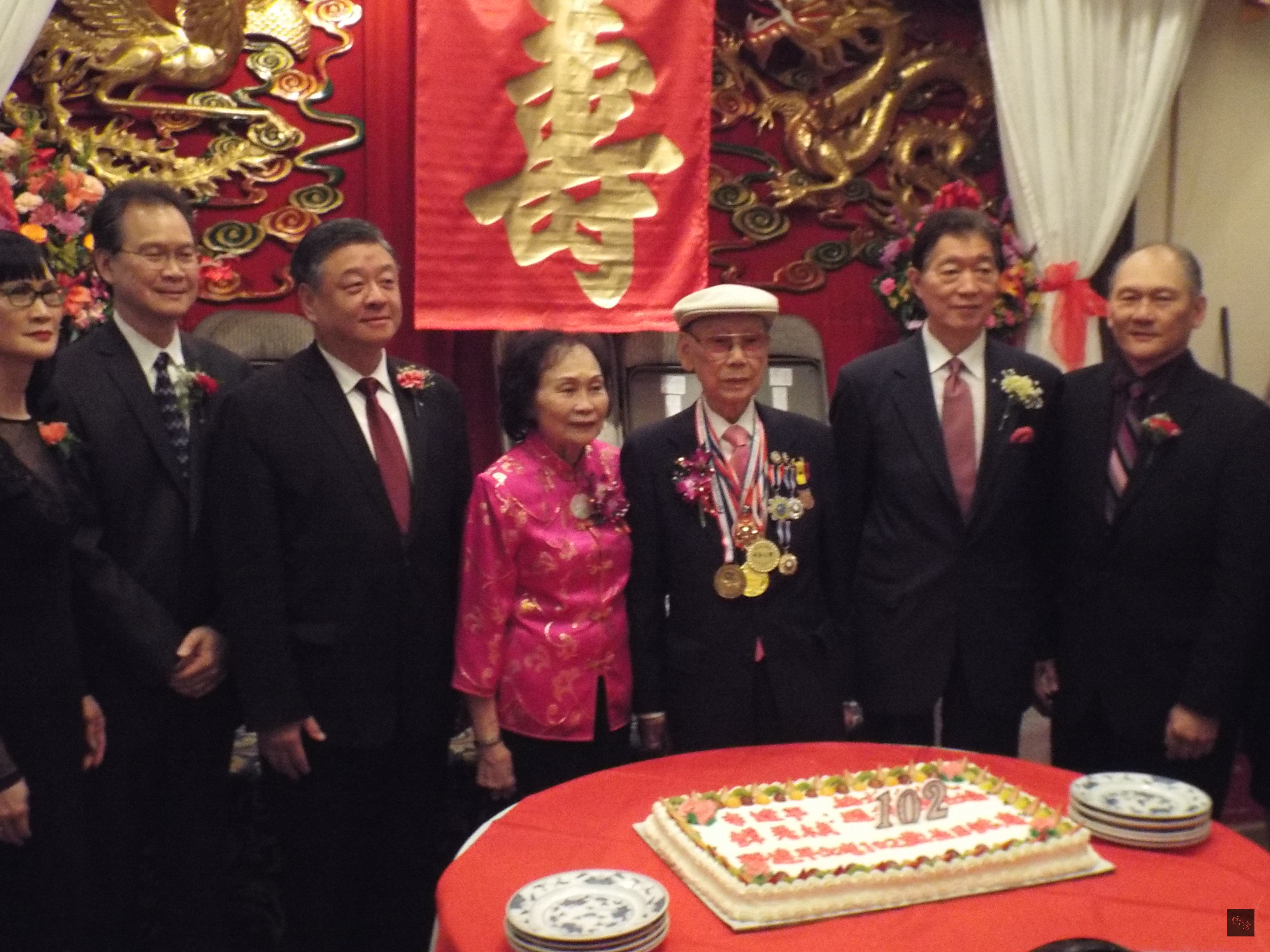 美京中華會館元老李達平伉儷(前排右三、左三)慶祝102歲生日及69年鑽石婚。(華府僑教中心提供)