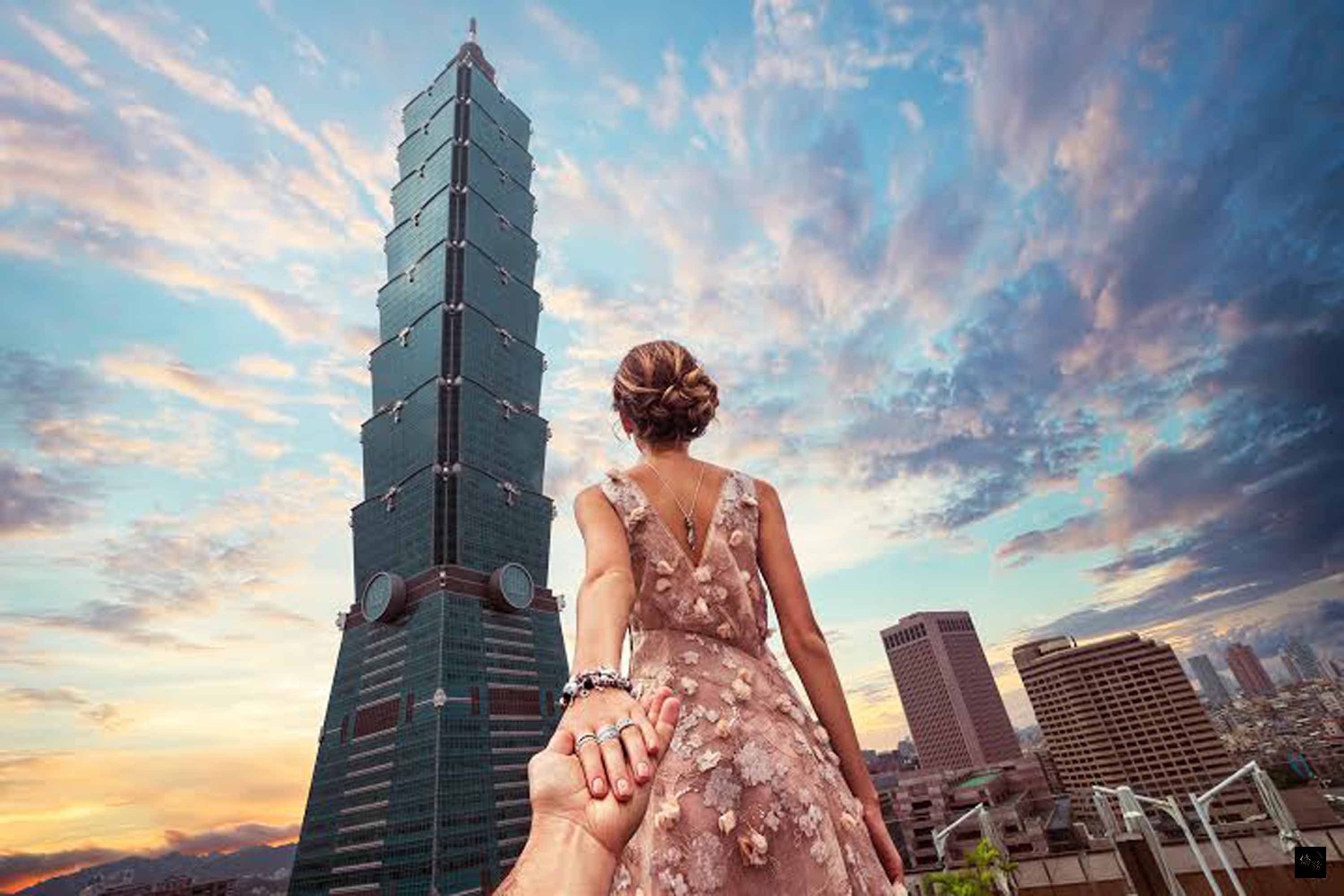 全球最閃夫妻，俄羅斯攝影師穆拉德（Murad Osmoanov）及妻子娜塔利（Nataly Zakharova）去年底來台進行為期8天的拍攝，走過屏東東港、參加王船祭，也到高雄佛光山祈福，台灣最著名的嘉義阿里山、南投日月潭、花蓮太魯閣和台北101也都有他們的足跡。（中央社提供）