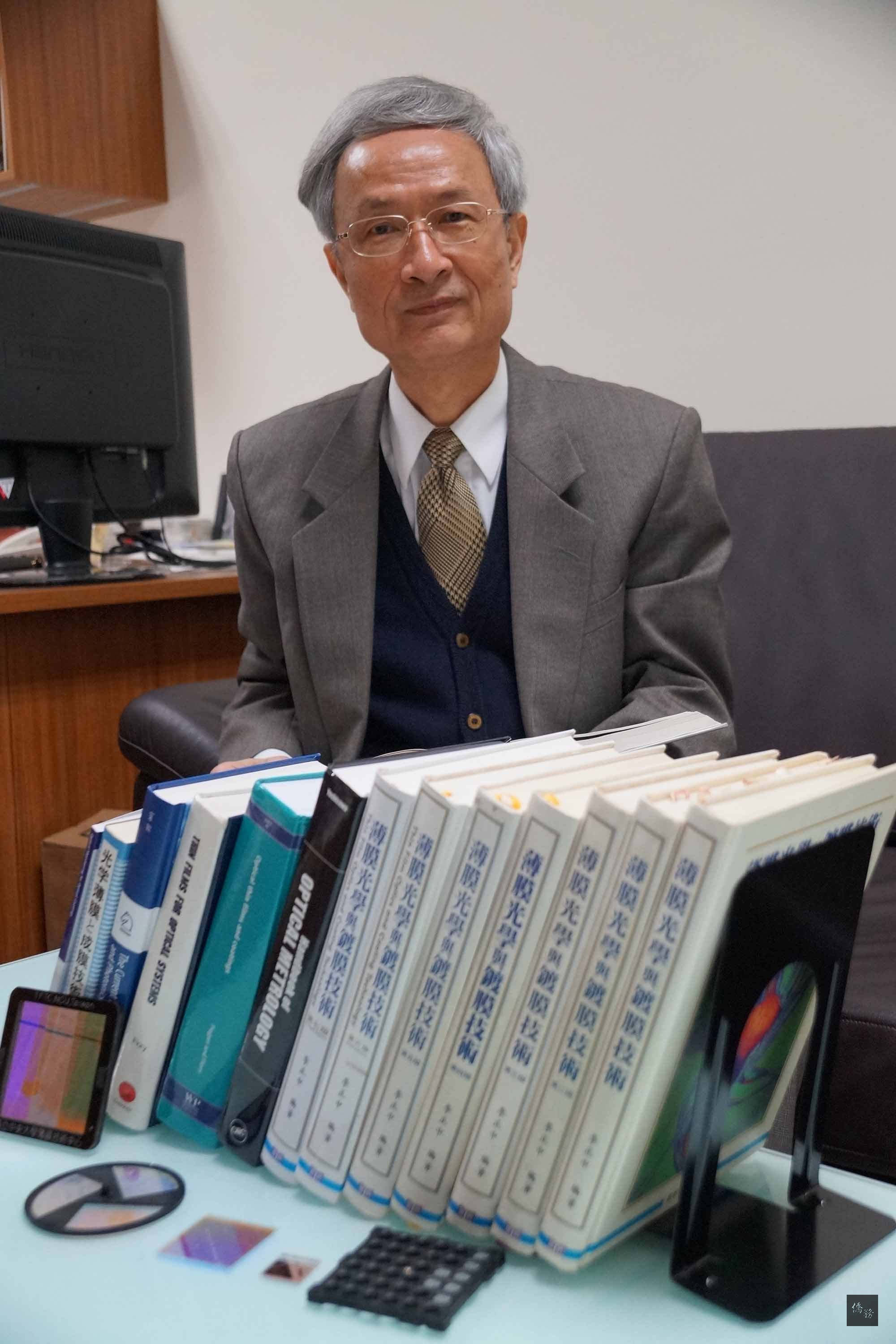 中央大學18日表示，國際光電工程學會近期公佈2016年「教育家獎」得主，中央大學榮譽講座教授李正中長期奉獻光學教育，成為獎項設置後首位台灣獲獎人。（中央社提供）