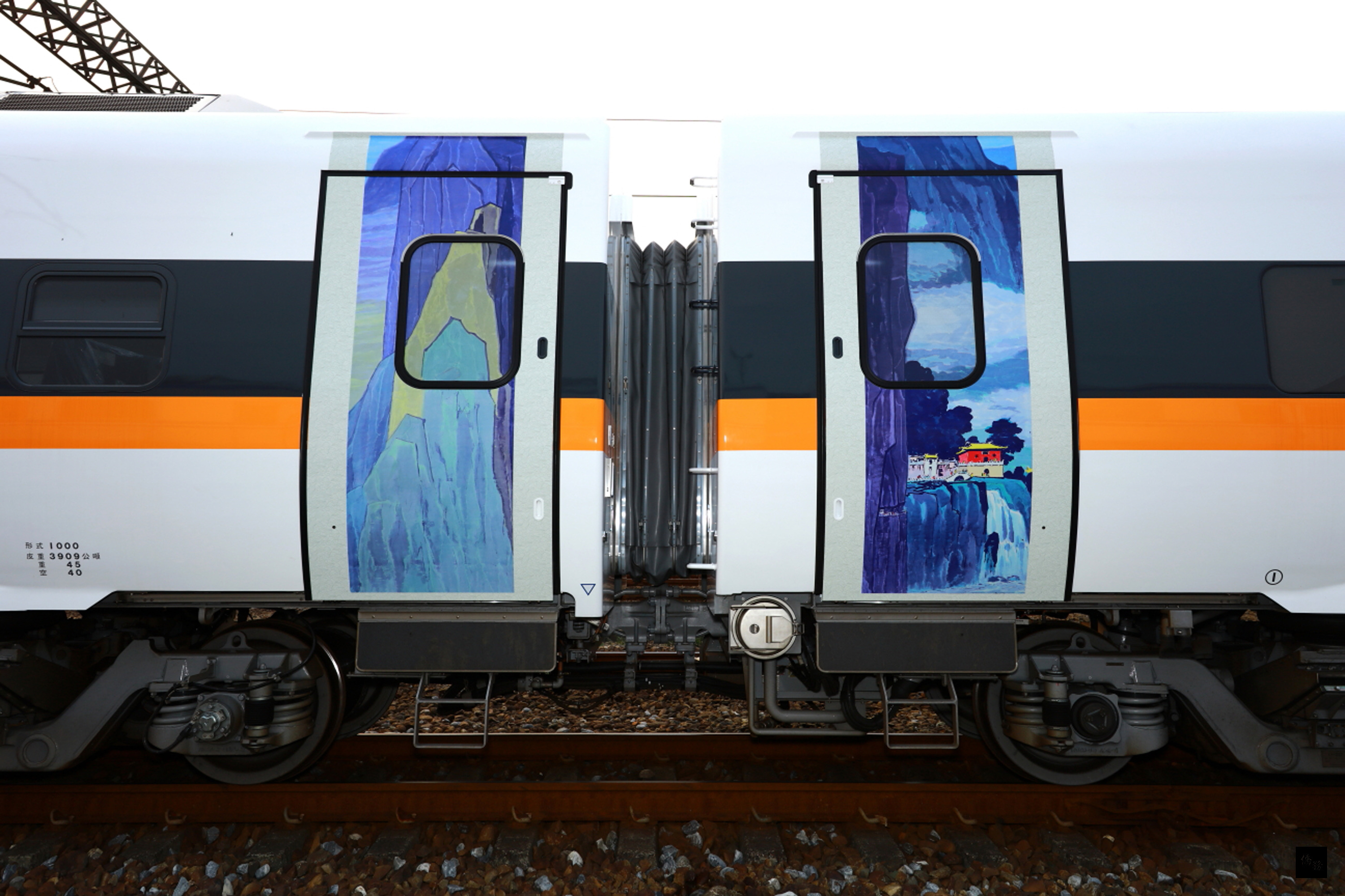 彩繪「太魯閣之美」的太魯閣號21日首航,列車兩側第2至第7節車廂的車門各有12幅畫作,當列車減速進站時,旅客在月台上可欣賞到太魯閣美景動態變化。(中央社提供)