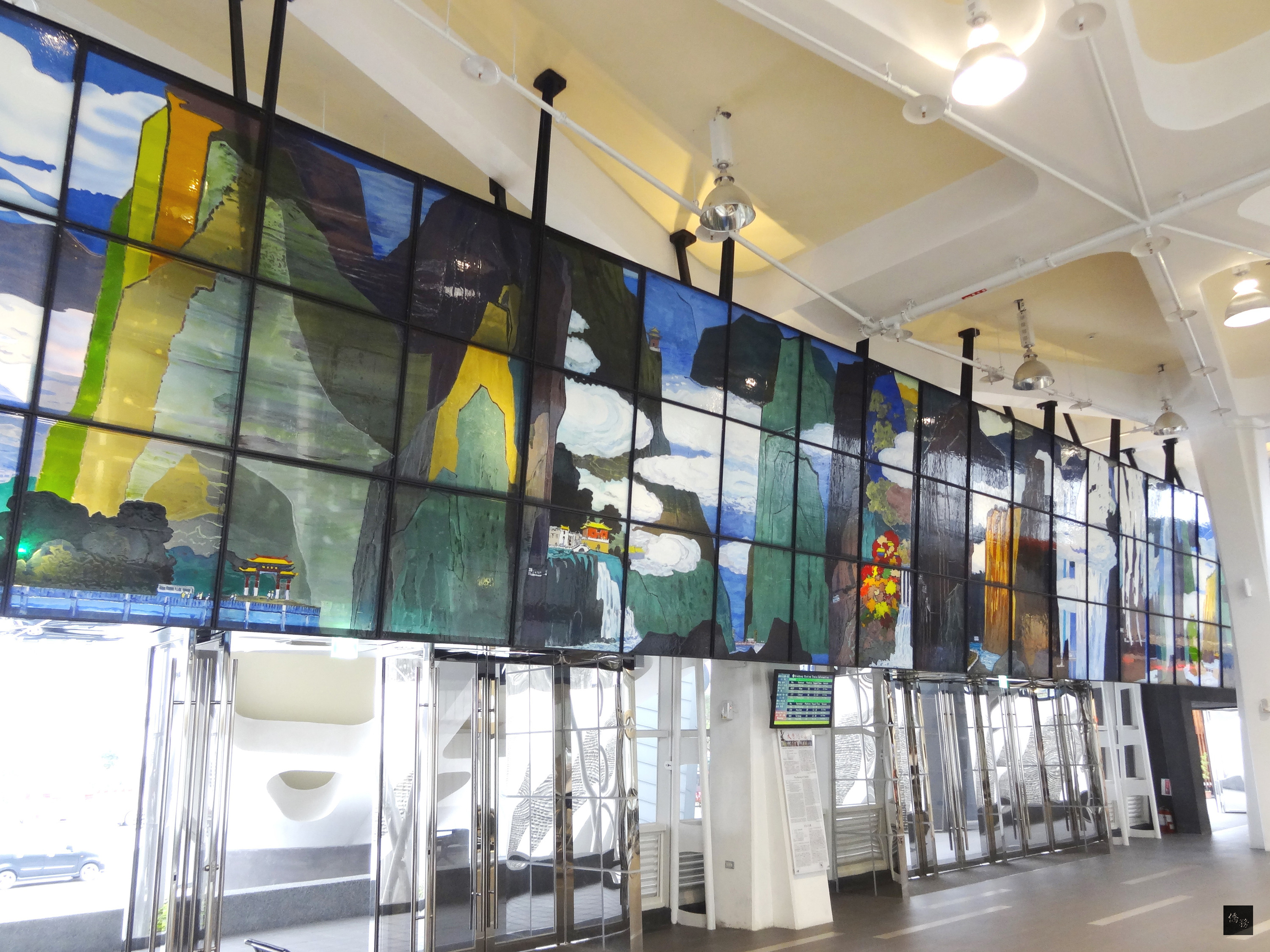 「太魯閣之美」是已故台灣知名水墨畫家馬白水的巔峰之作,台鐵將畫作融入車站建築,並彩繪列車,賦予館藏品新生命。(中央社提供)