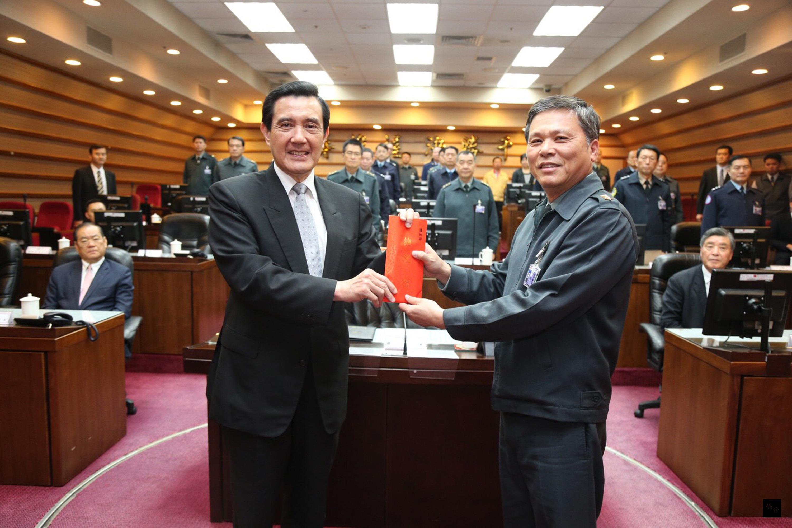 總統馬英九(前左)26日上午以三軍統帥身分進入國防部視導國軍「漢光32號」演習的電腦兵棋推演,並慰勉晝夜不休的參演官兵。(中央社提供)