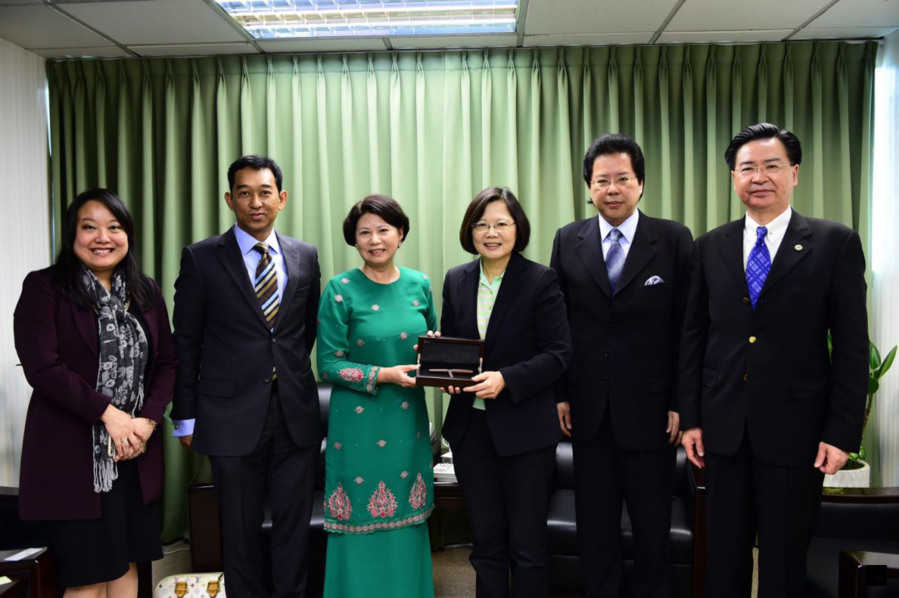 總統當選人蔡英文（右三）25日和駐台馬來西亞友誼及貿易中心代表馮淑娟（左三）會面，會中強調新政府推動新南向政策決心，往後台灣將與東南亞國家協會（ASEAN）國家發展更密切關係。（中央社提供）