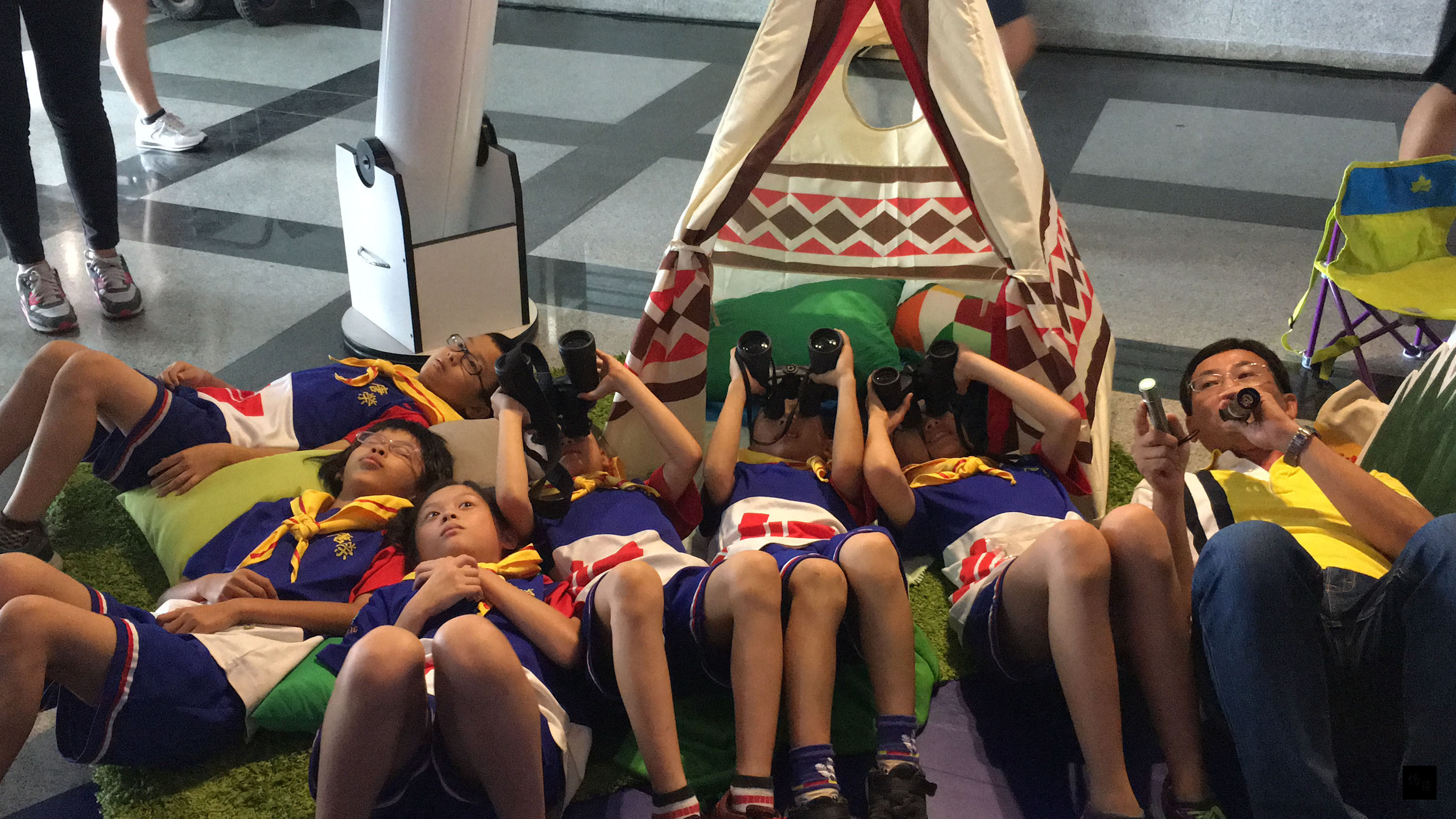 屏東市唐榮國小尋星小隊，獲錄取加入「國際天文搜尋聯盟（IASC）」全球天文月小行星搜尋活動行列，為東亞及台灣地區唯一獲選隊伍。右為校長施世治。（中央社提供）