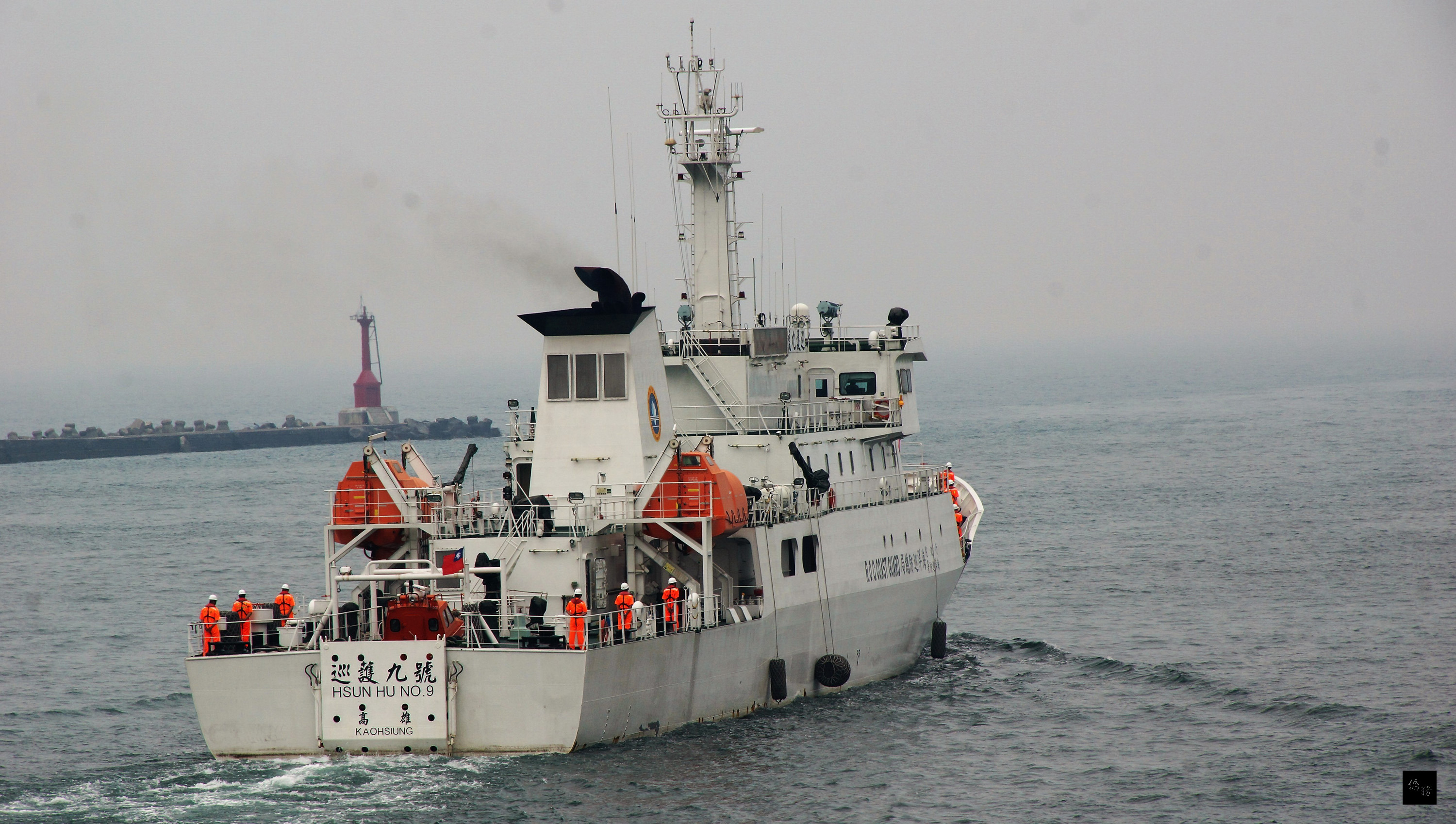 沖之鳥礁事件延燒，海巡署「巡護九號」（圖）等艦艇1日在高雄啟航，馳往沖之鳥礁附近公海執行巡護任務，展現政府護漁決心。（中央社提供）