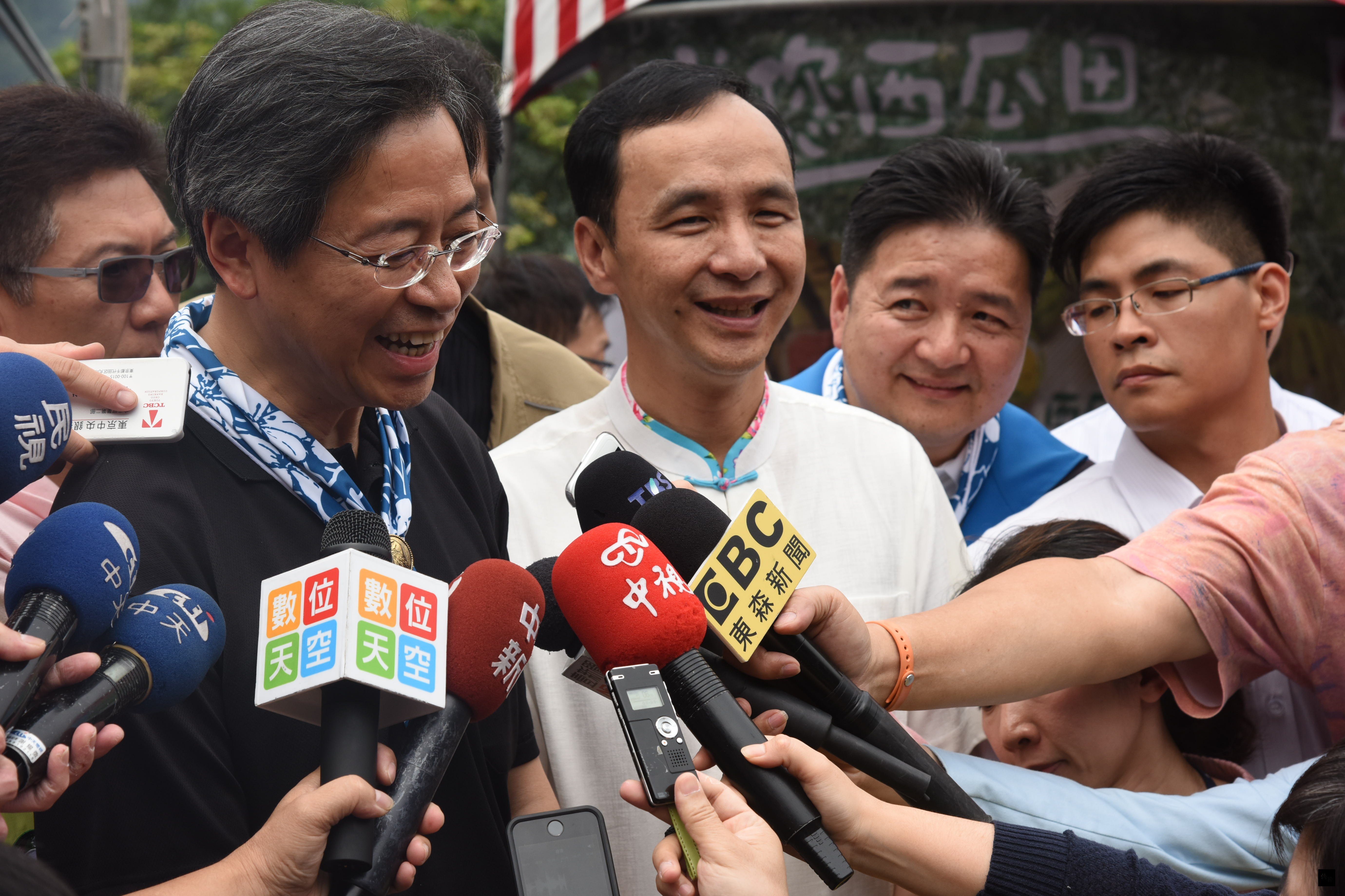 行政院長張善政（左）4月30日在新北市長朱立倫（左二）陪同下參加桐花季活動，就沖之鳥礁公海護漁任務表示，此行要向日本展現護漁決心，至於海軍部分，他說「海軍隨時備援」。（中央社提供）