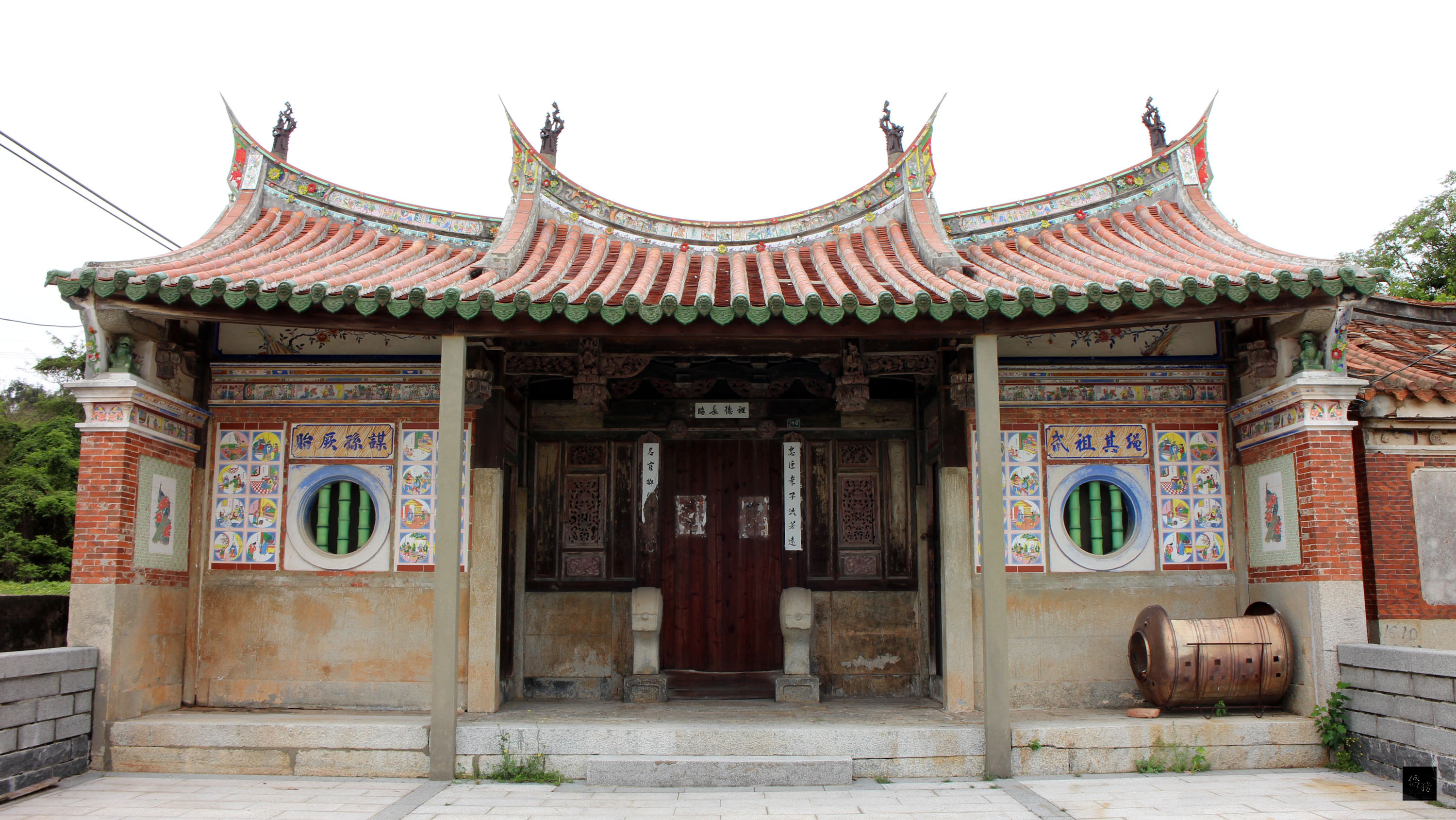 金門縣文化局最近召開古蹟指定暨歷史建築登錄審議會議,通過新增12處古蹟,使得金門國定及縣定古蹟高達74處,成為全國古蹟密度最高的縣市。圖為青嶼前甲張氏宗祠。(中央社提供)