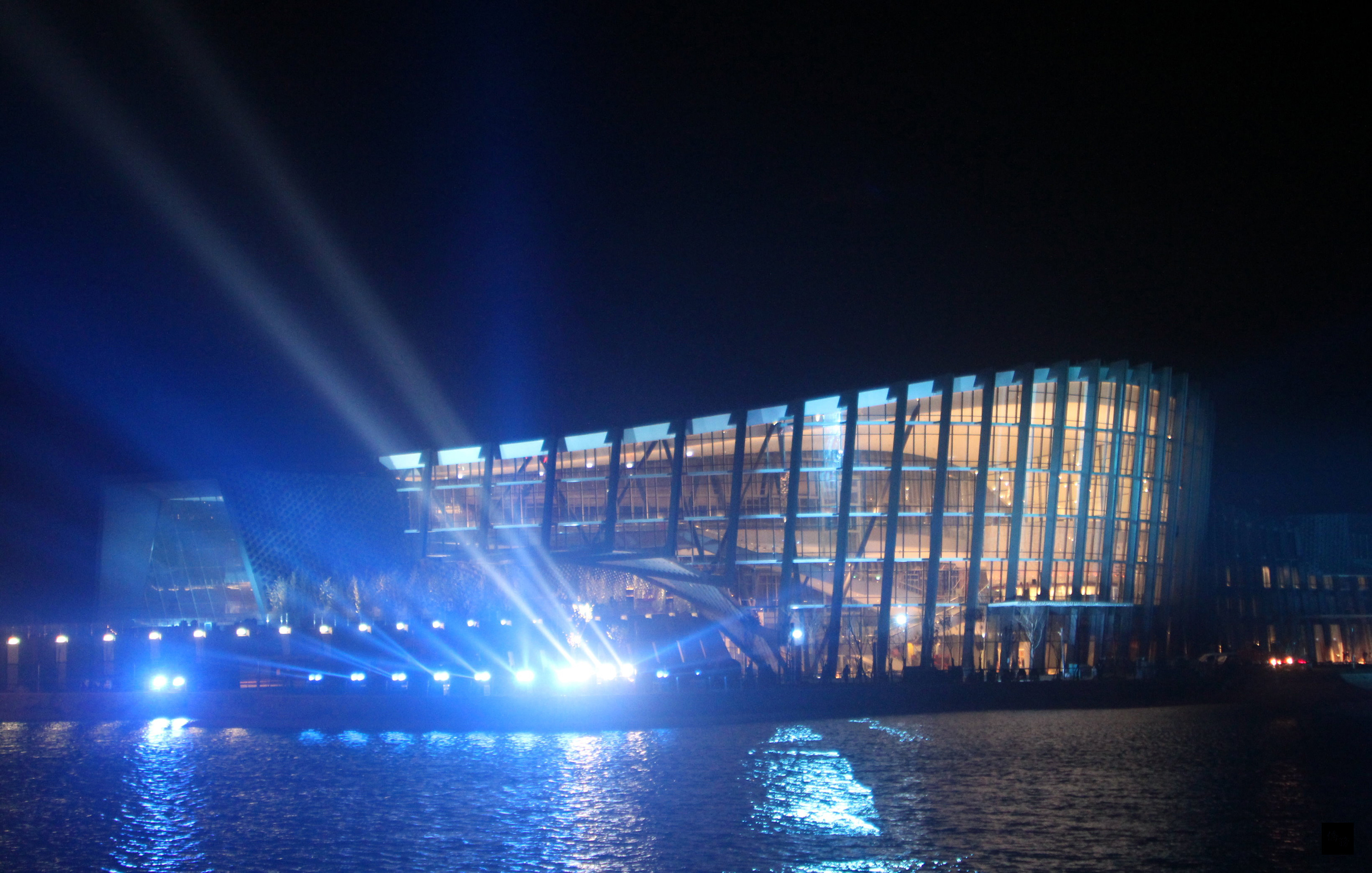 國立故宮博物院南部院區自去年底開館試營運以來,遊客絡繹不絕,儼然已成為雲嘉南最閃亮文化地景。圖為故宮南院璀璨點燈美景。(中央社提供)