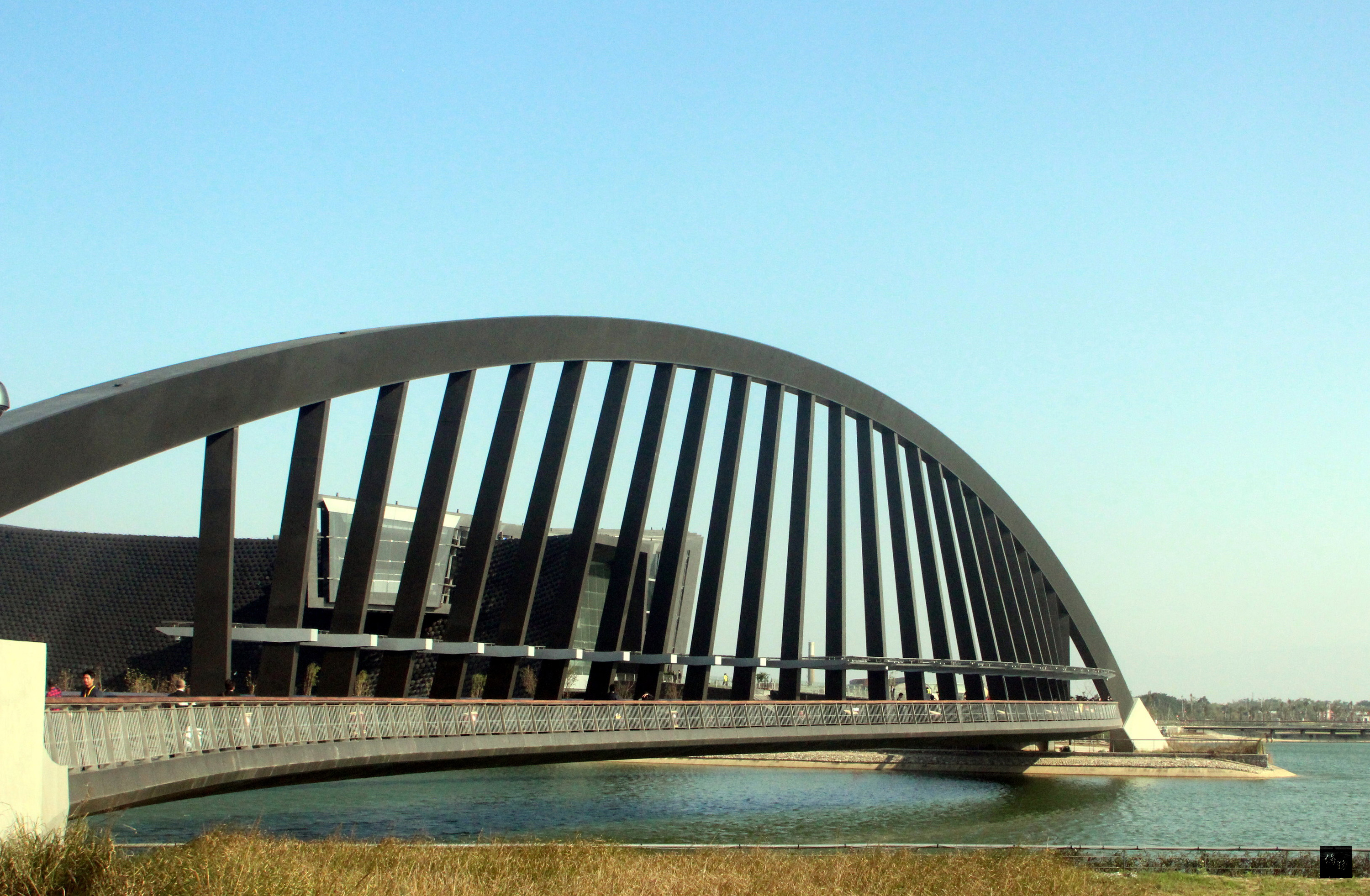 國立故宮博物院南部院區自去年底開館試營運以來,遊客絡繹不絕,儼然已成為雲嘉南最閃亮文化地景。圖為故宮南院景觀橋不落橋墩結構形式。(中央社提供)