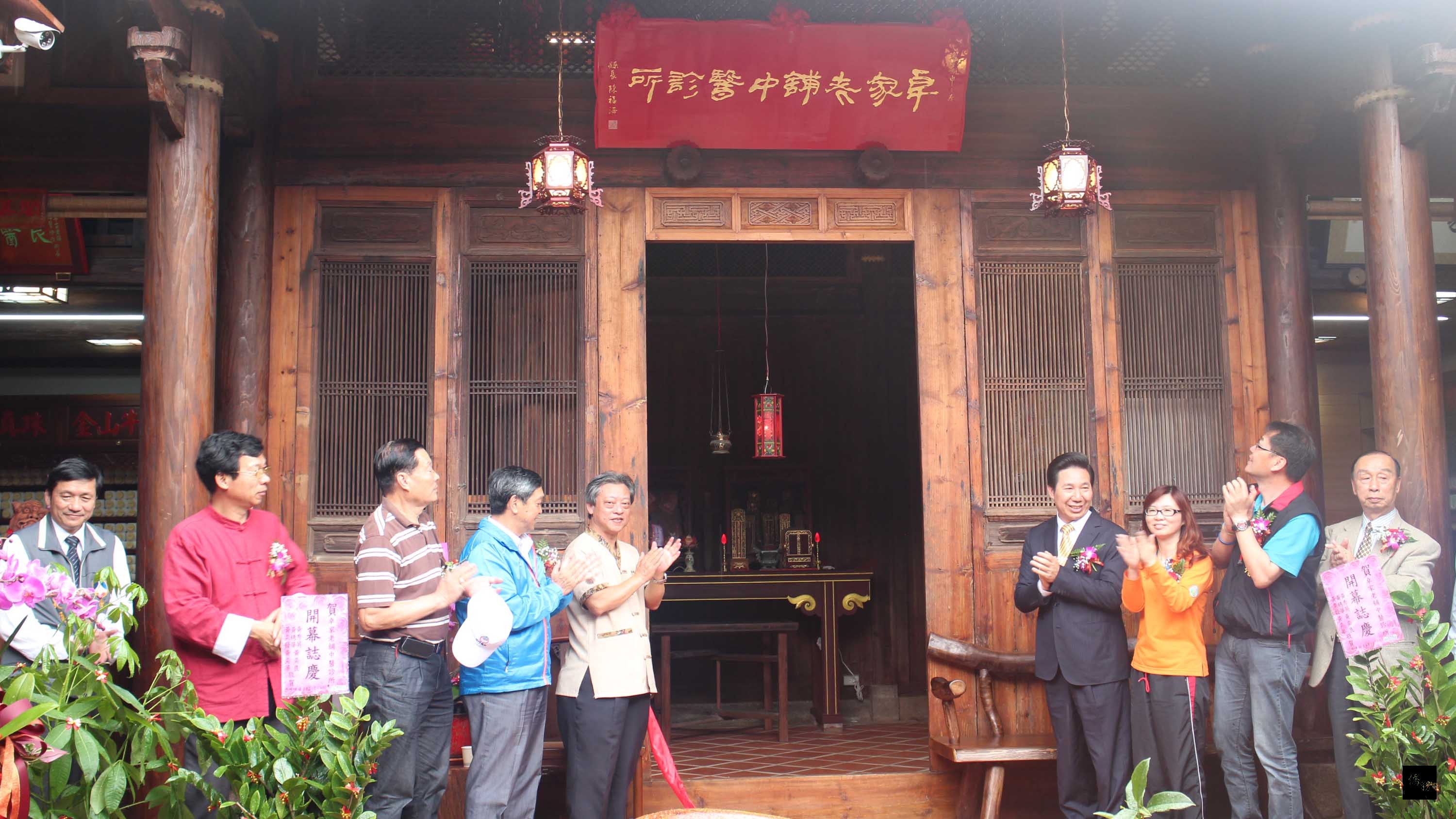 闊別一甲子,金門縣金沙鎮「卓家老舖中醫診所」2日在縣定古蹟黃宣顯六路大厝復業,縣長陳福海(右四)、診所創辦人卓播儒(左五)等人共同揭幕。(中央社提供)