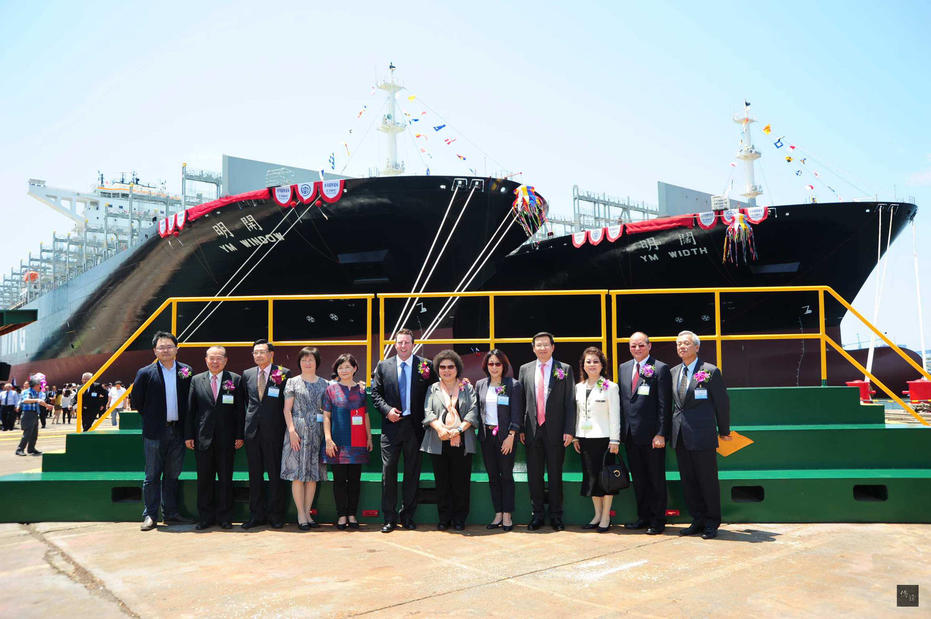 台灣造船史最大貨櫃輪「開明輪」和「闊明輪」建造完成，5日在台船碼頭聯合命名，高雄市長陳菊（右六）受邀為新船命名擲瓶，她說，這兩艘船的完工展現台灣造船能力及競爭力。（中央社提供）