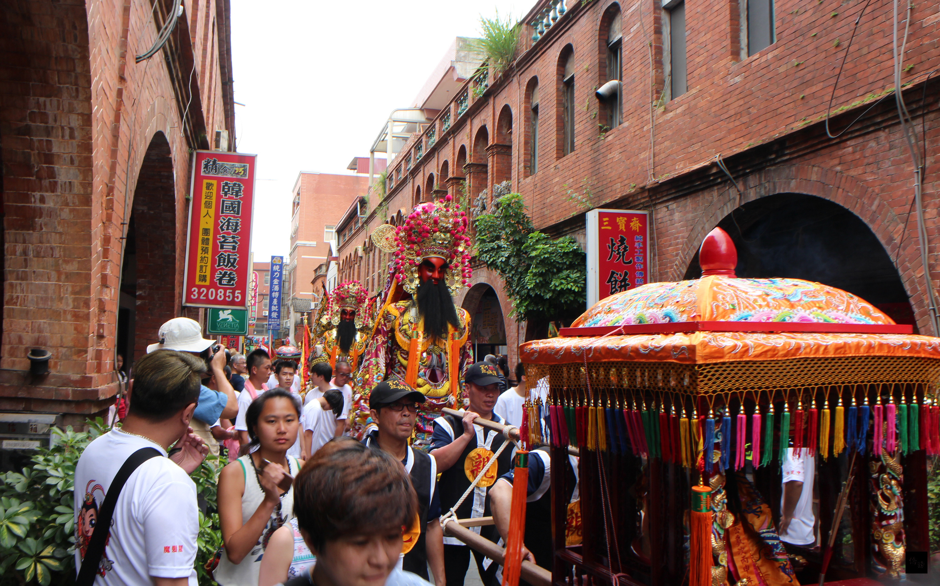 在金門，比農曆春節還熱鬧的「迎城隍」慶典壓軸遶境巡安，18日登場；本地、台灣和大陸宮廟陣頭熱烈參與，民眾和遊客夾道觀看，鑼鼓喧天，好不熱鬧。（中央社提供）