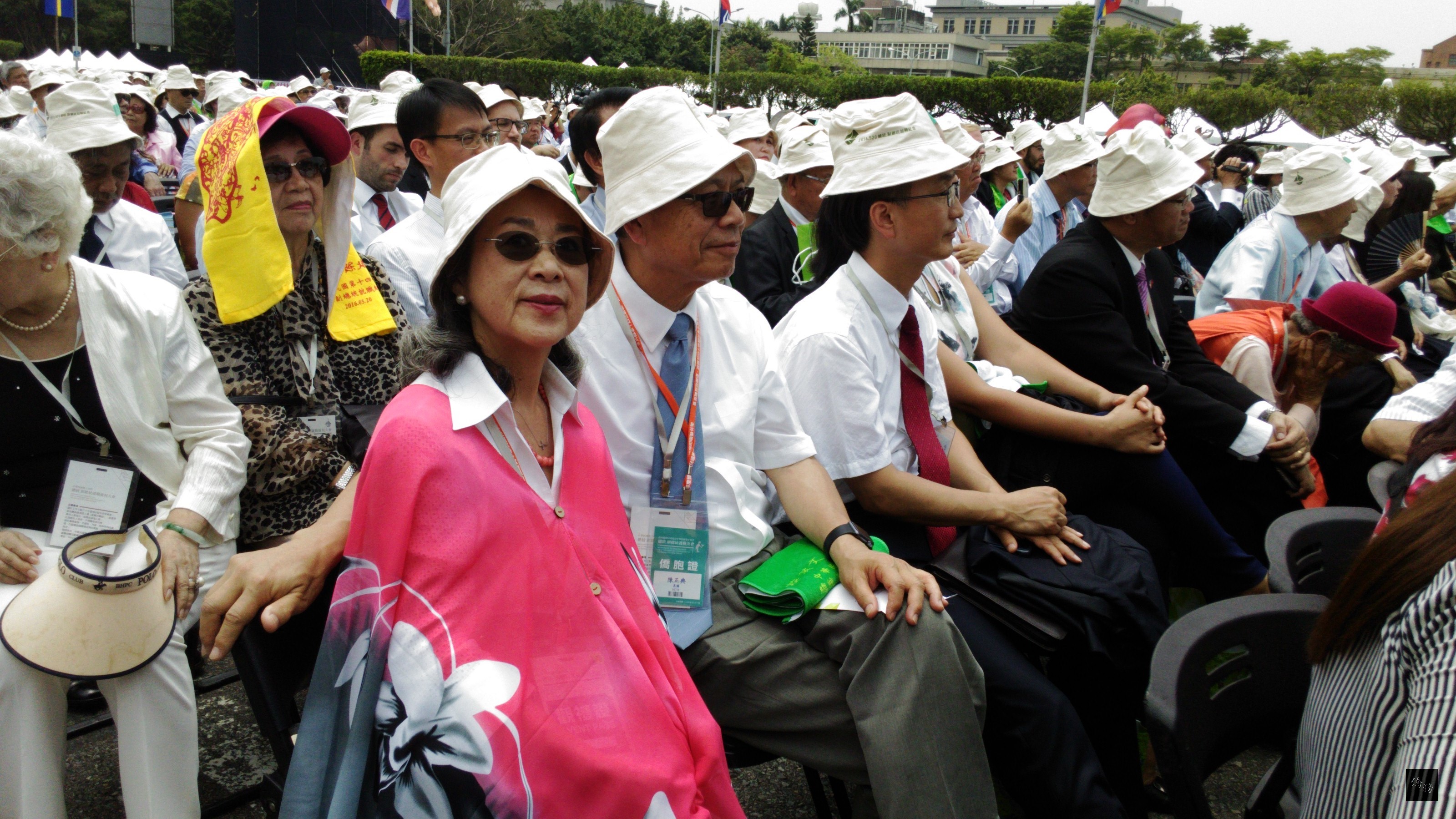 僑胞扶老攜幼前往總統府前參加中華民國第十四任總統、副總統就職典禮。