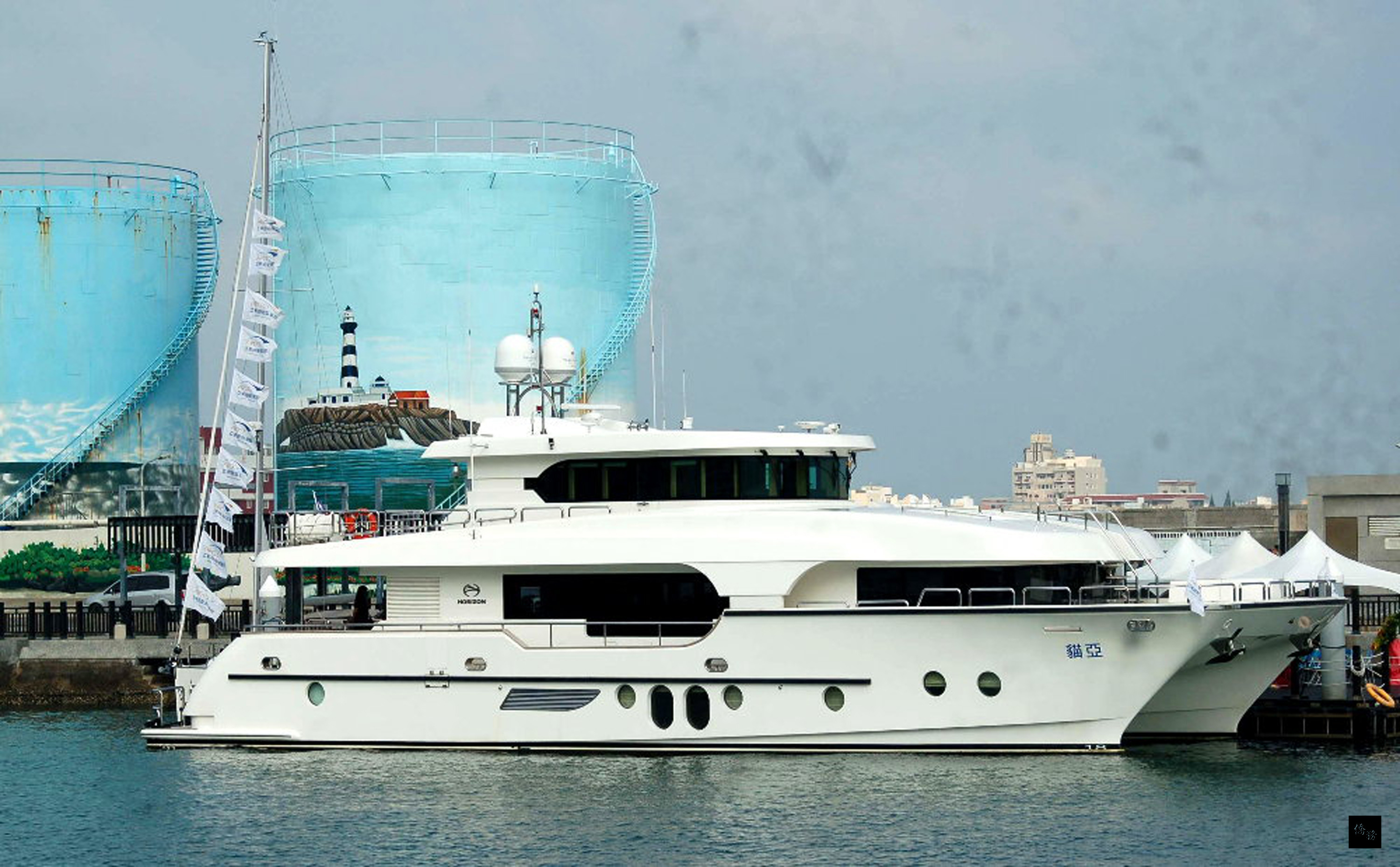 澎湖推動馬公第一漁港轉型觀光遊憩港獲得突破發展,由知名的亞果遊艇取得營運資格,25日完成簽約,未來遊艇碼頭基地作為兩岸三地觀光旅遊中繼站和展場,帶動澎湖觀光休憩產業發展。(中央社提供)