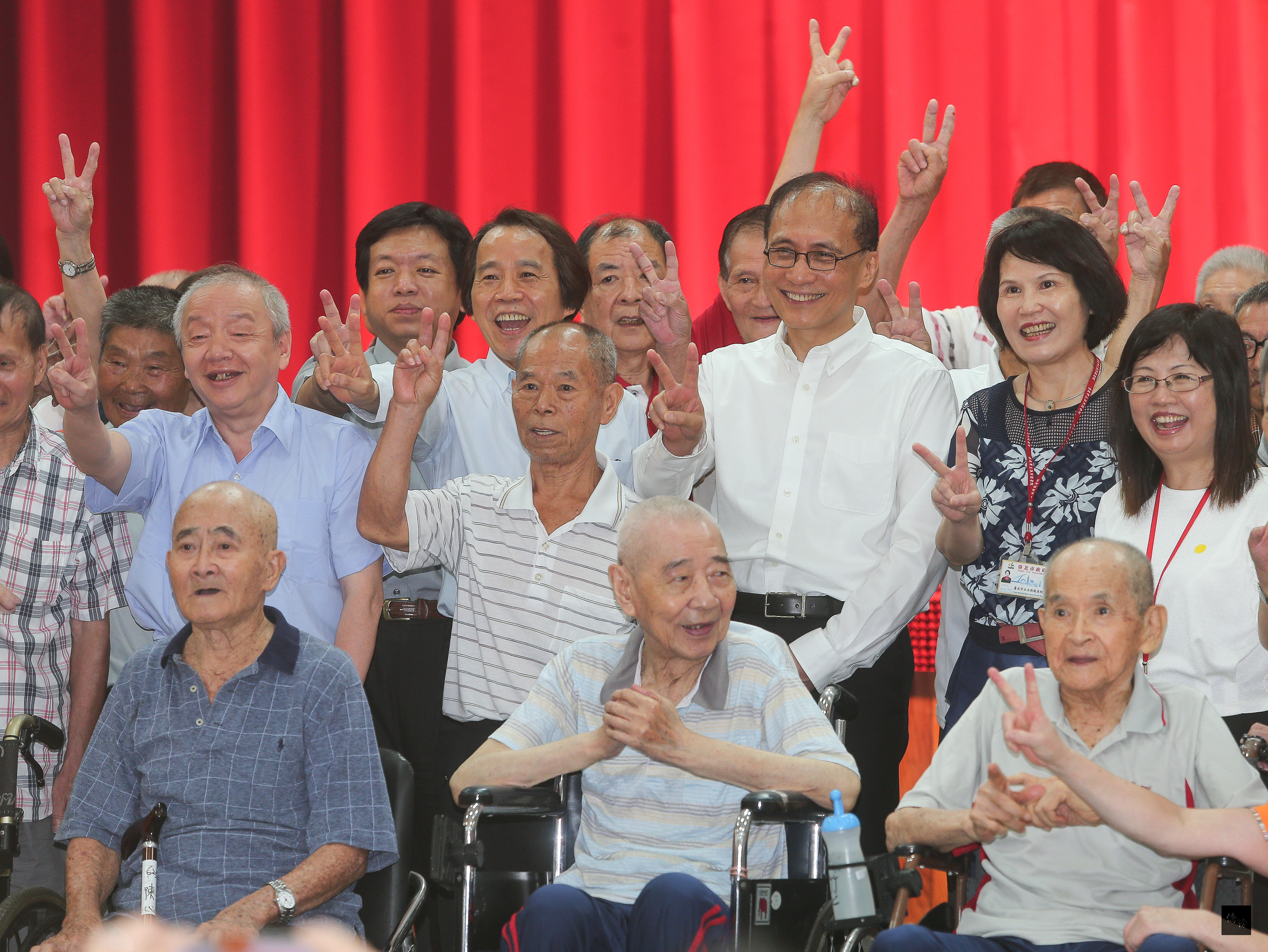 行政院長林全（第二排右三）5日前往台北市立浩然敬老院，探視慰問長者並致贈加菜金和粽子，提前歡度端午佳節。（中央社提供）