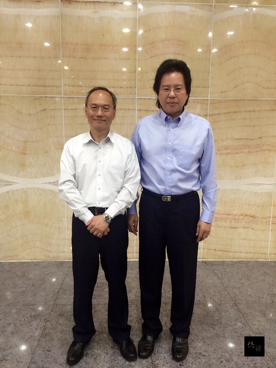 吳委員長(左)與馬來西亞商業及工業協會理事長拿督劉康捷(右)合影。