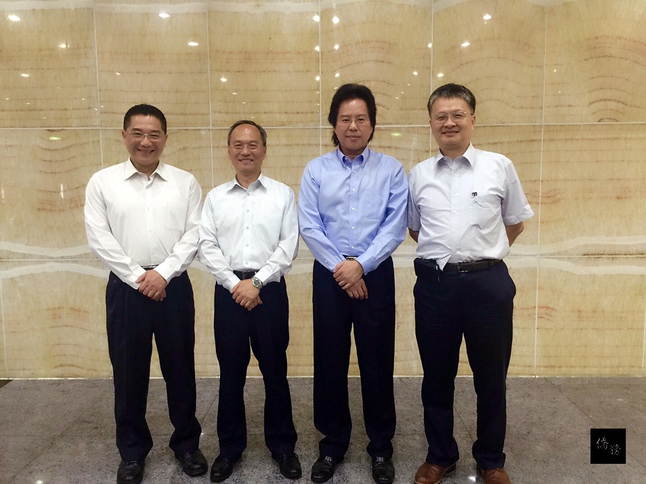 吳委員長(左二)與馬來西亞商業及工業協會理事長拿督劉康捷(右二)及銘傳大學國際教育交流處處長劉國偉(右一)、大陸教育交流處處長劉廣華(左一)合影。