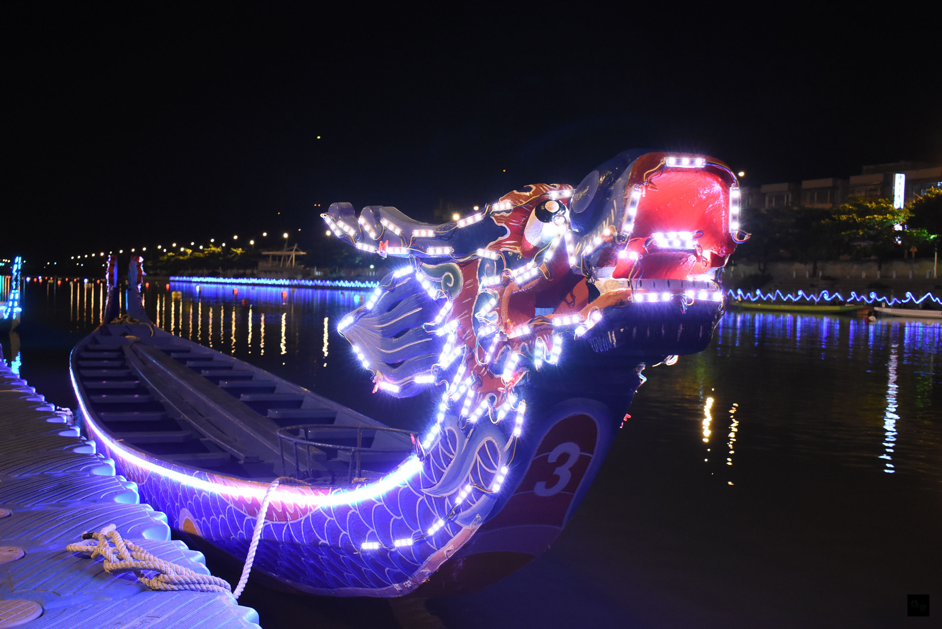 鹿港慶端陽活動陸續登場，今年的重頭戲龍舟賽改在夜間舉辦，中部縣市首長以及選手將划彩燈造型龍舟，在七彩福鹿溪競賽。（中央社提供）