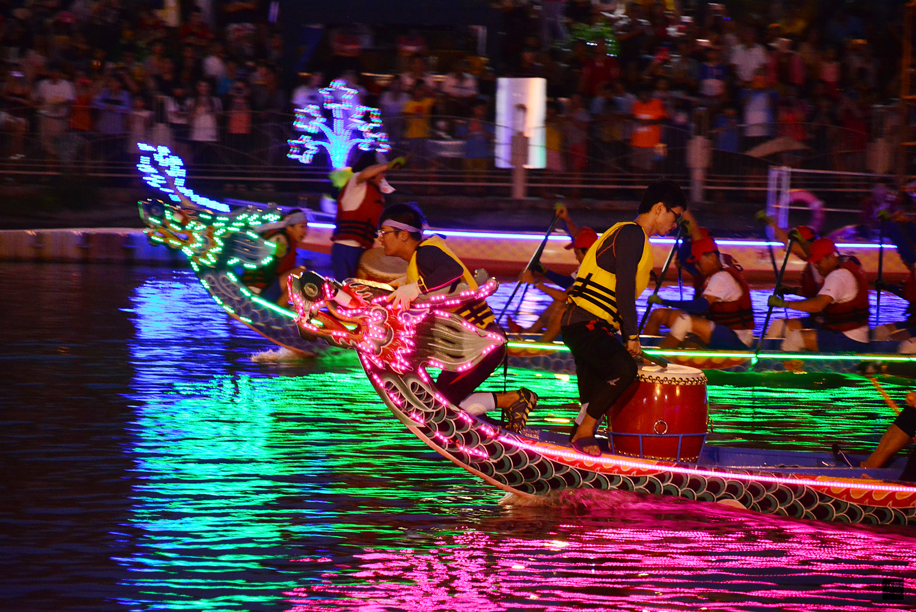 彰化鹿港慶端陽活動重頭戲夜間龍舟賽9日晚間進行決賽，中彰投苗4縣市首長組隊，齊心協力讓裝飾LED燈的龍舟前進，爭取榮譽。（中央社提供）