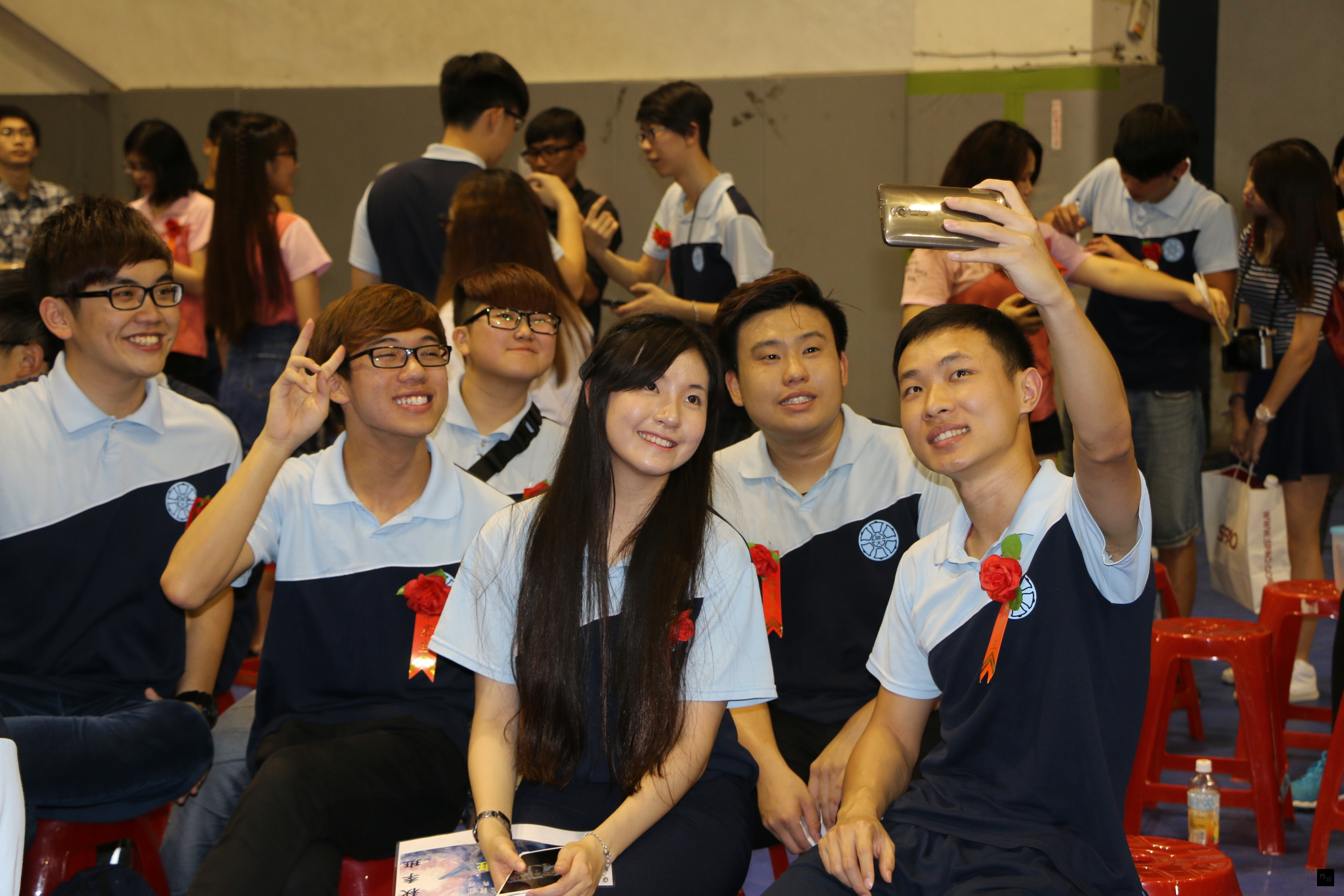 台灣師範大學僑生先修部104學年度結業典禮上,學生開心拿手機自拍,在畢業前留下美好回憶。