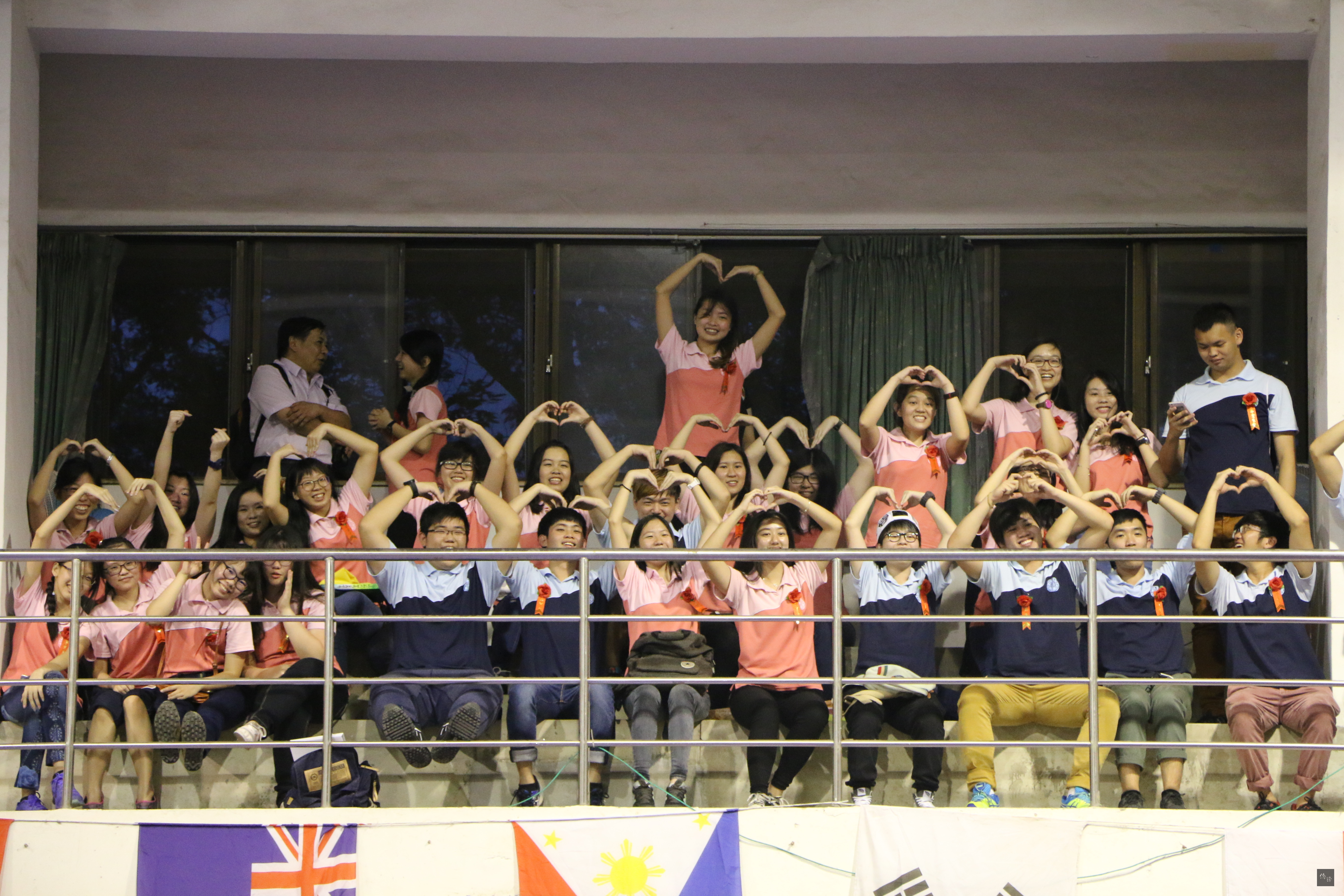 台灣師範大學僑生先修部104學年度結業典禮上,畢業生們向辛苦的老師獻愛。