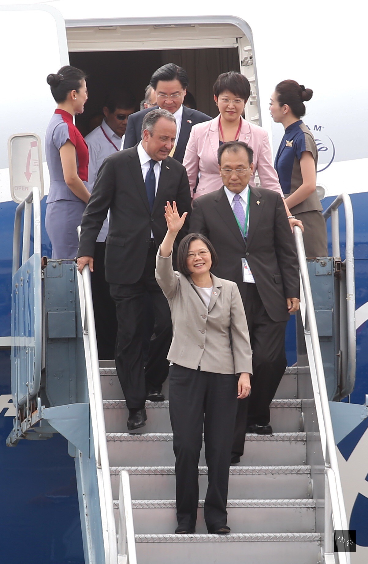 總統蔡英文（前）展開「英翔專案」，訪問友邦巴拿馬及巴拉圭。蔡總統25日搭乘專機抵達巴拿馬巴京國際機場，巴國舉行機場歡迎儀式迎接蔡總統。（中央社提供）