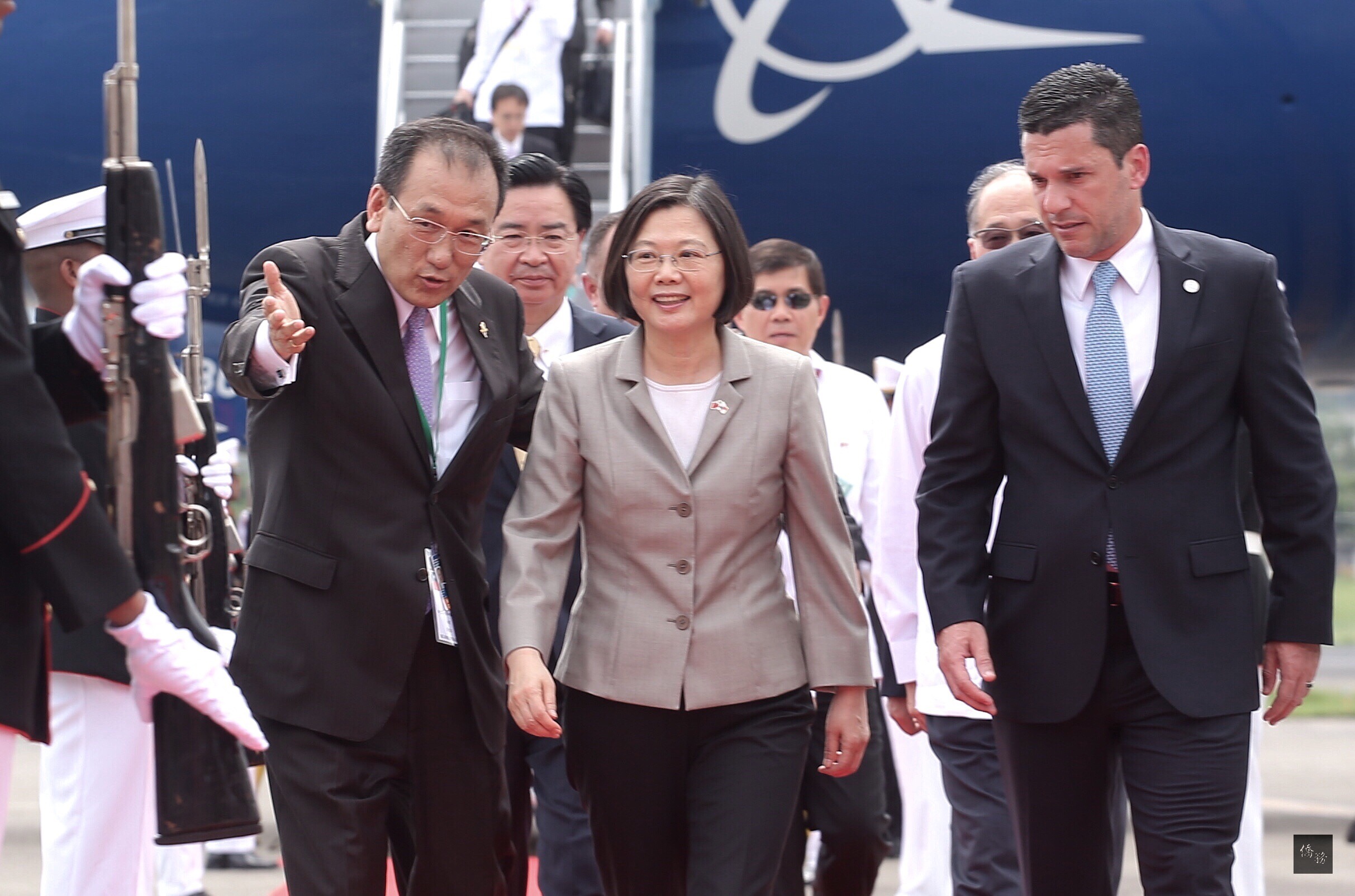 總統蔡英文（前中）展開「英翔專案」，訪問友邦巴拿馬及巴拉圭。蔡總統25日搭乘專機抵達巴拿馬巴京國際機場，巴國外交部次長殷卡比耶（前右）迎接蔡總統。（中央社提供）