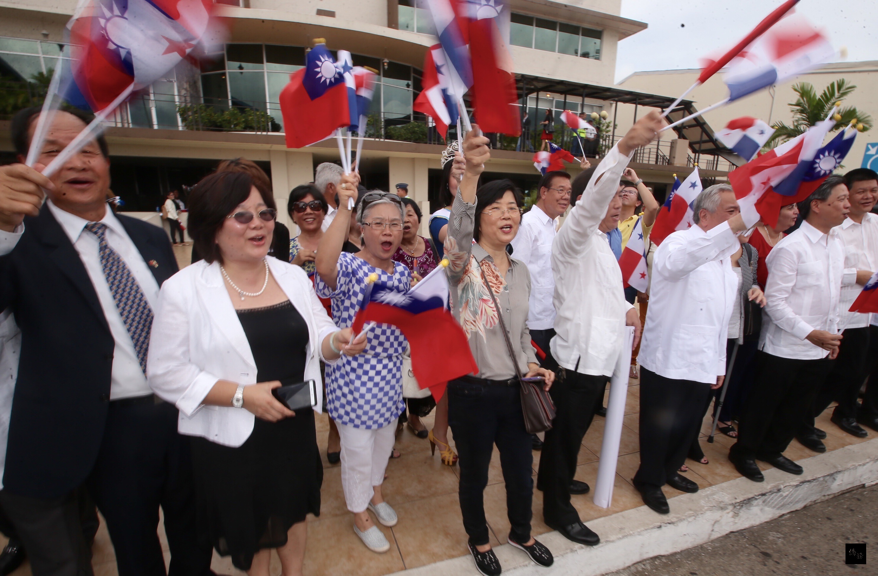 總統蔡英文展開「英翔專案」，訪問友邦巴拿馬及巴拉圭。蔡總統25日搭乘專機抵達巴拿馬巴京國際機場，僑胞揮舞國旗，熱烈歡迎蔡總統。（中央社提供）