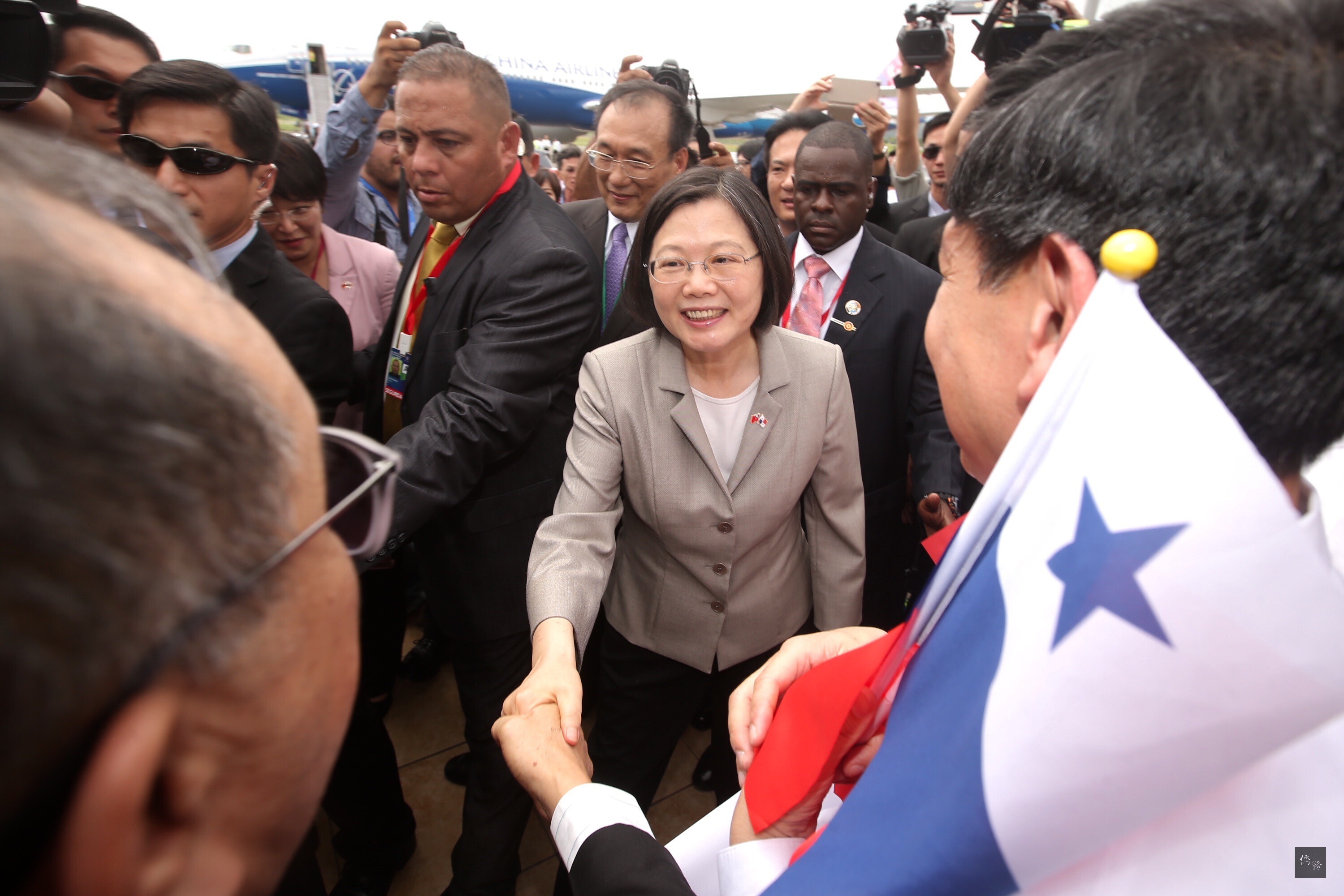 總統蔡英文（中）展開「英翔專案」，訪問友邦巴拿馬及巴拉圭。蔡總統25日搭乘專機抵達巴拿馬巴京國際機場，並與僑胞握手致意。（中央社提供）