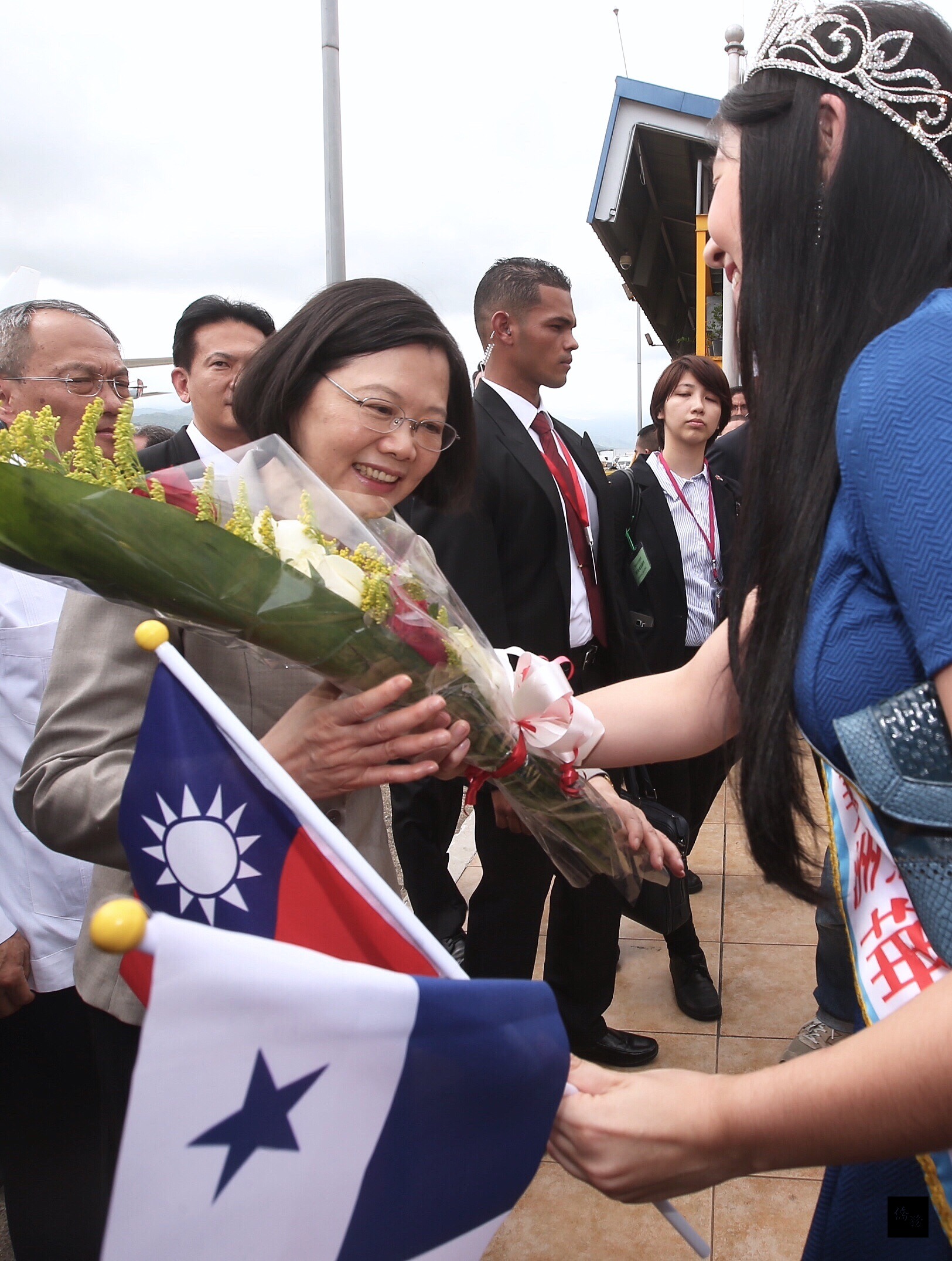 總統蔡英文（前左）展開「英翔專案」，訪問友邦巴拿馬及巴拉圭。蔡總統25日搭乘專機抵達巴拿馬巴京國際機場，巴拿馬華僑小姐獻花歡迎蔡總統。（中央社提供）

