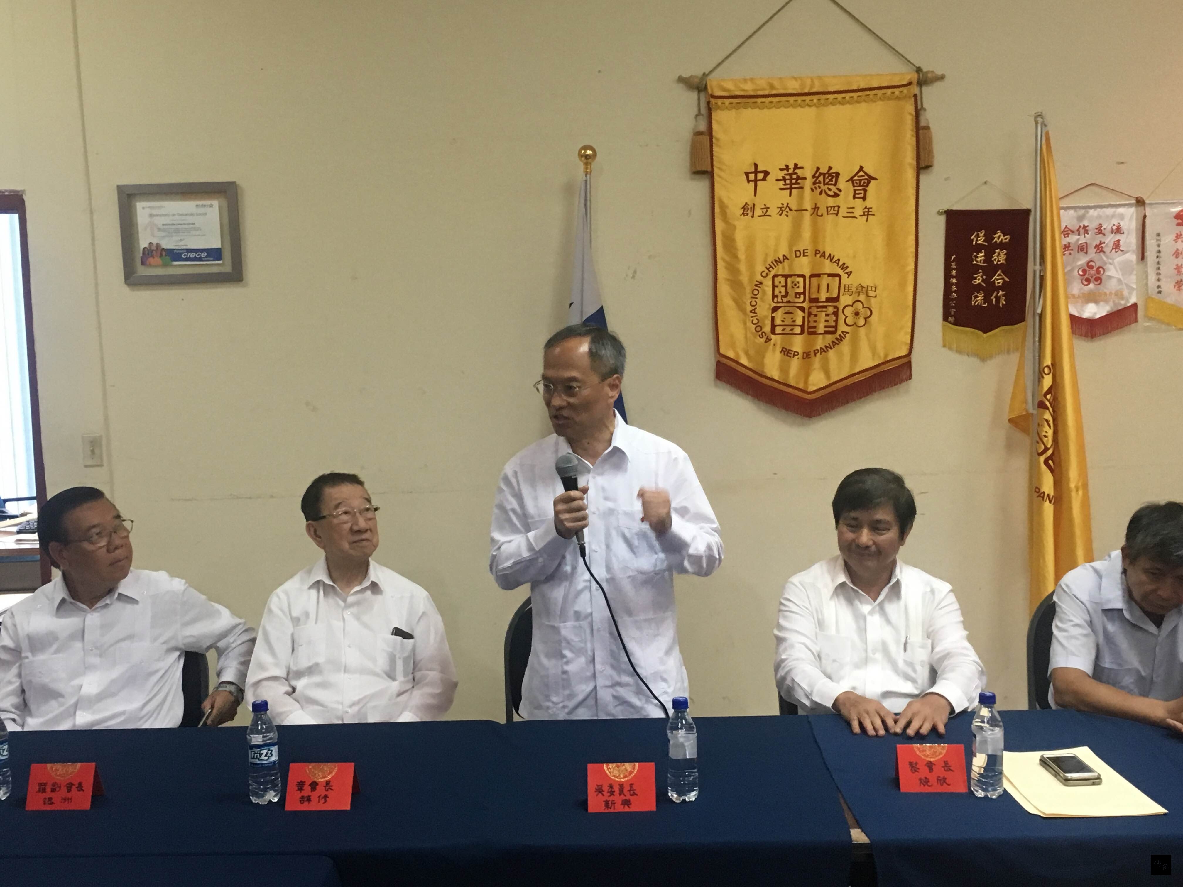 僑務委員會委員長吳新興(中)於拜訪巴拿馬中華總會,與僑領座談。(駐巴拿馬大使館提供)