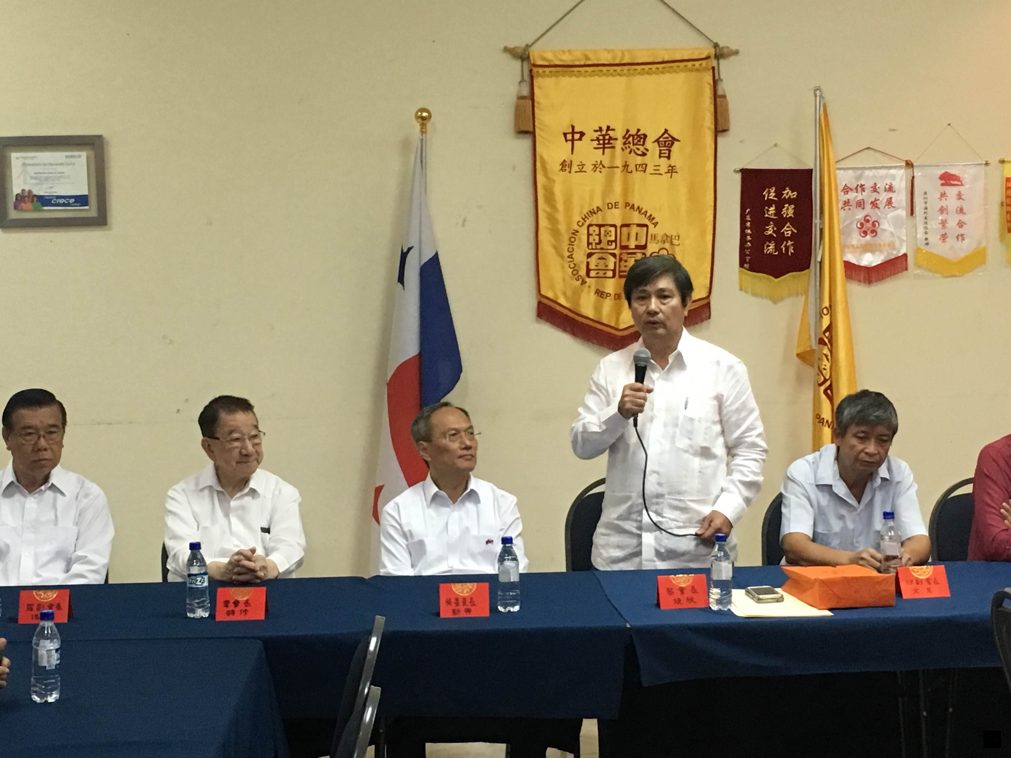 巴拿馬中華總會會長黎煥欣(右二)歡迎僑務委員會委員長吳新興到訪,並報告巴拿馬僑社現況。(駐巴拿馬大使館提供)