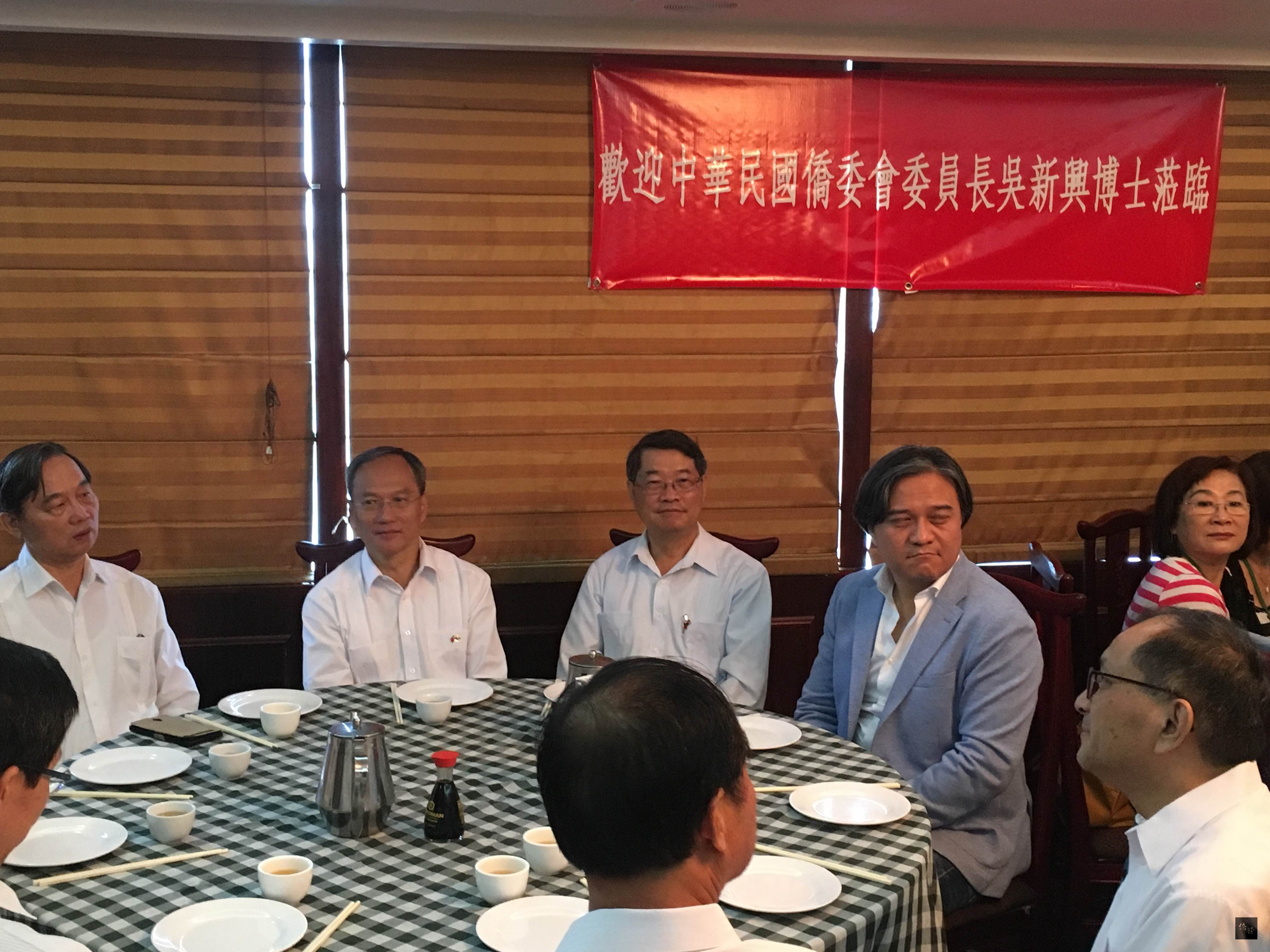 僑務委員會委員長吳新興(左二)與巴拿馬台商會成員及哥斯大黎加、多明尼加等國台僑餐敘。(駐巴拿馬大使館提供)