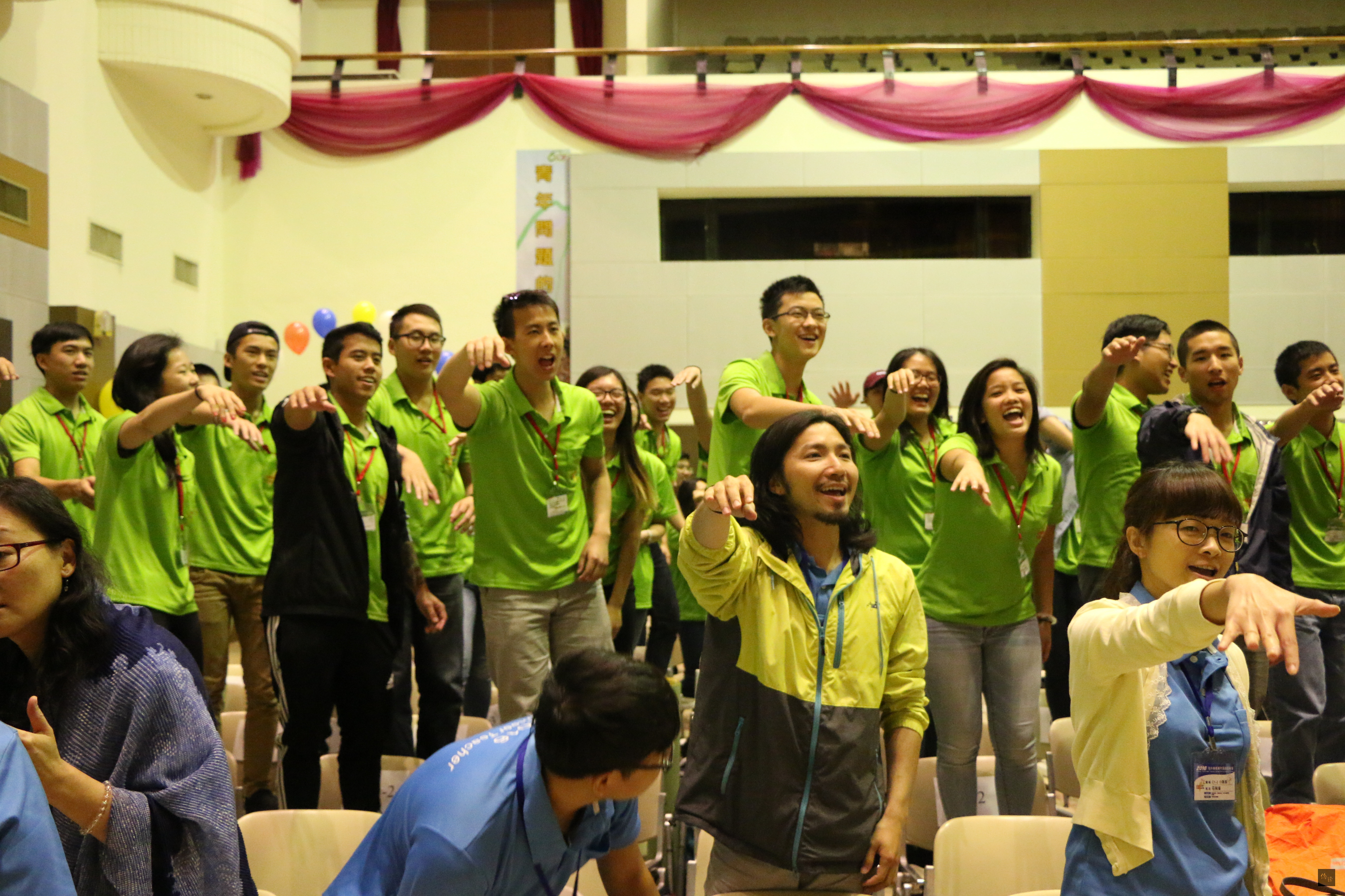 2016年海外華裔青年英語服務營8日上午在台北舉行教育訓練結業式,450位青年志工在出發各校前齊聚,互道珍重。