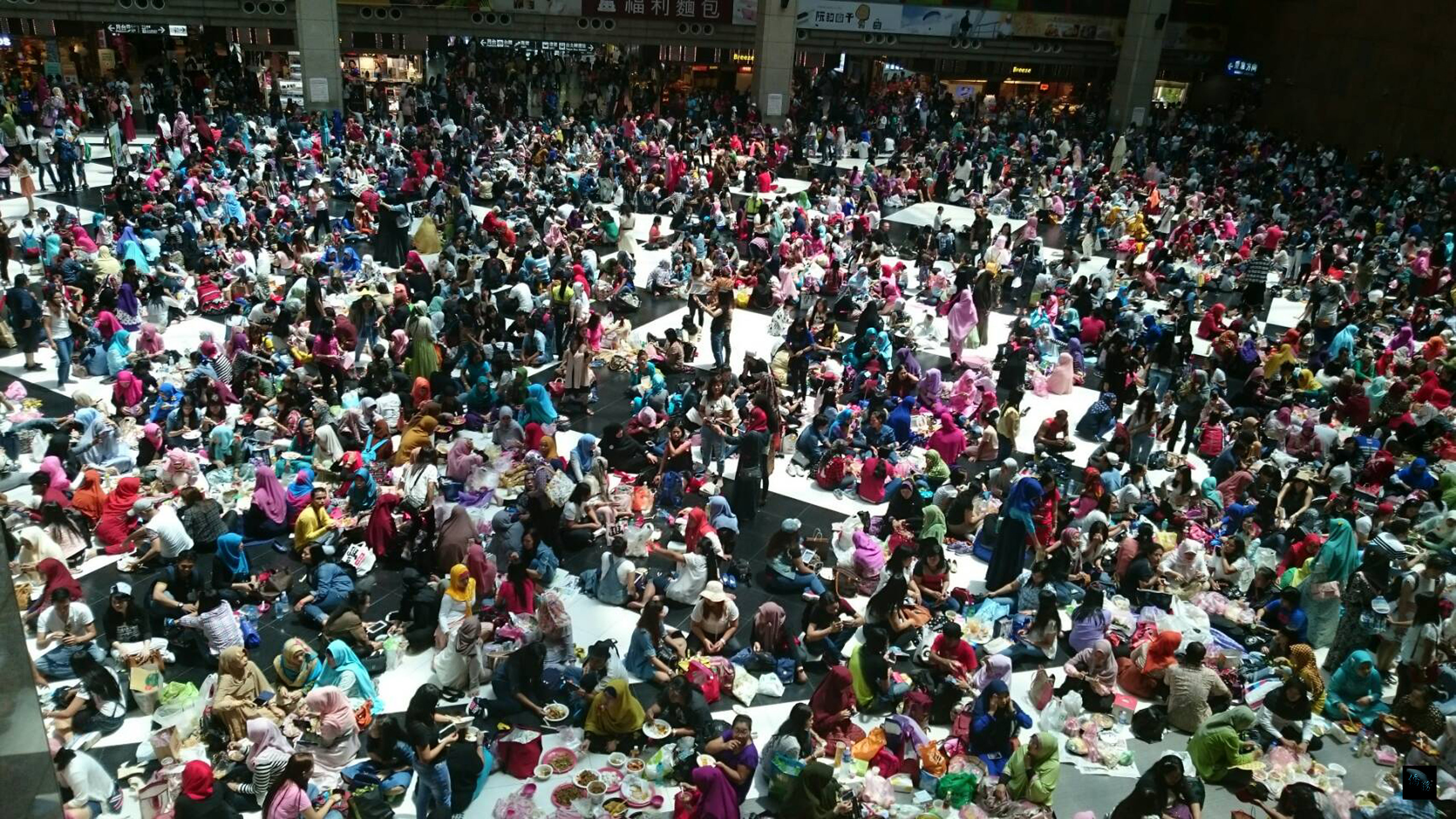 10日是穆斯林開齋節最後一天,近中午時,台北車站大廳已擠滿許多穆斯林移工。(中央社提供)