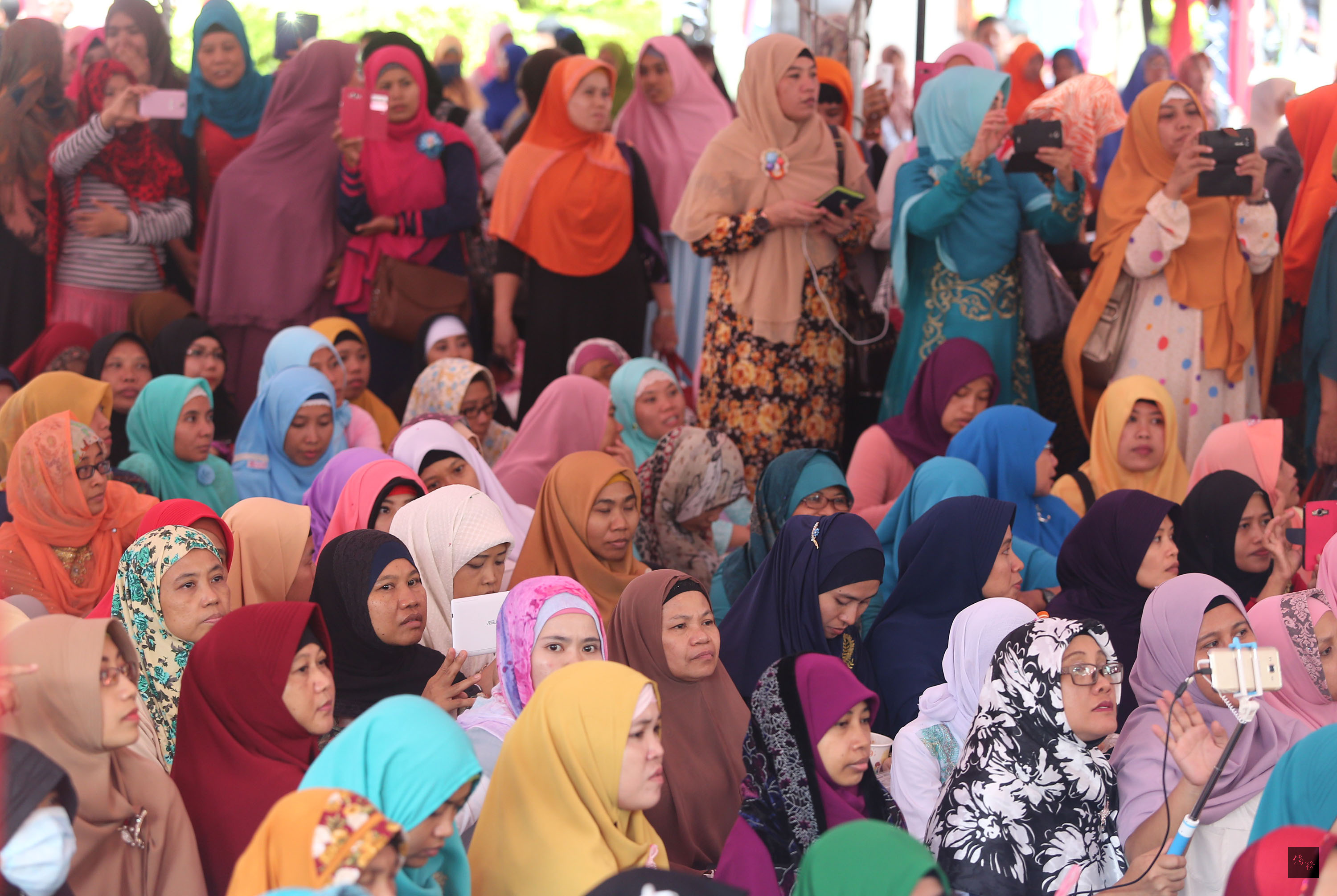 10日是穆斯林開齋節的最後一日,剛好遇上假日,大量穆斯林移工在台北車站聚集,歡慶節日。(中央社提供)