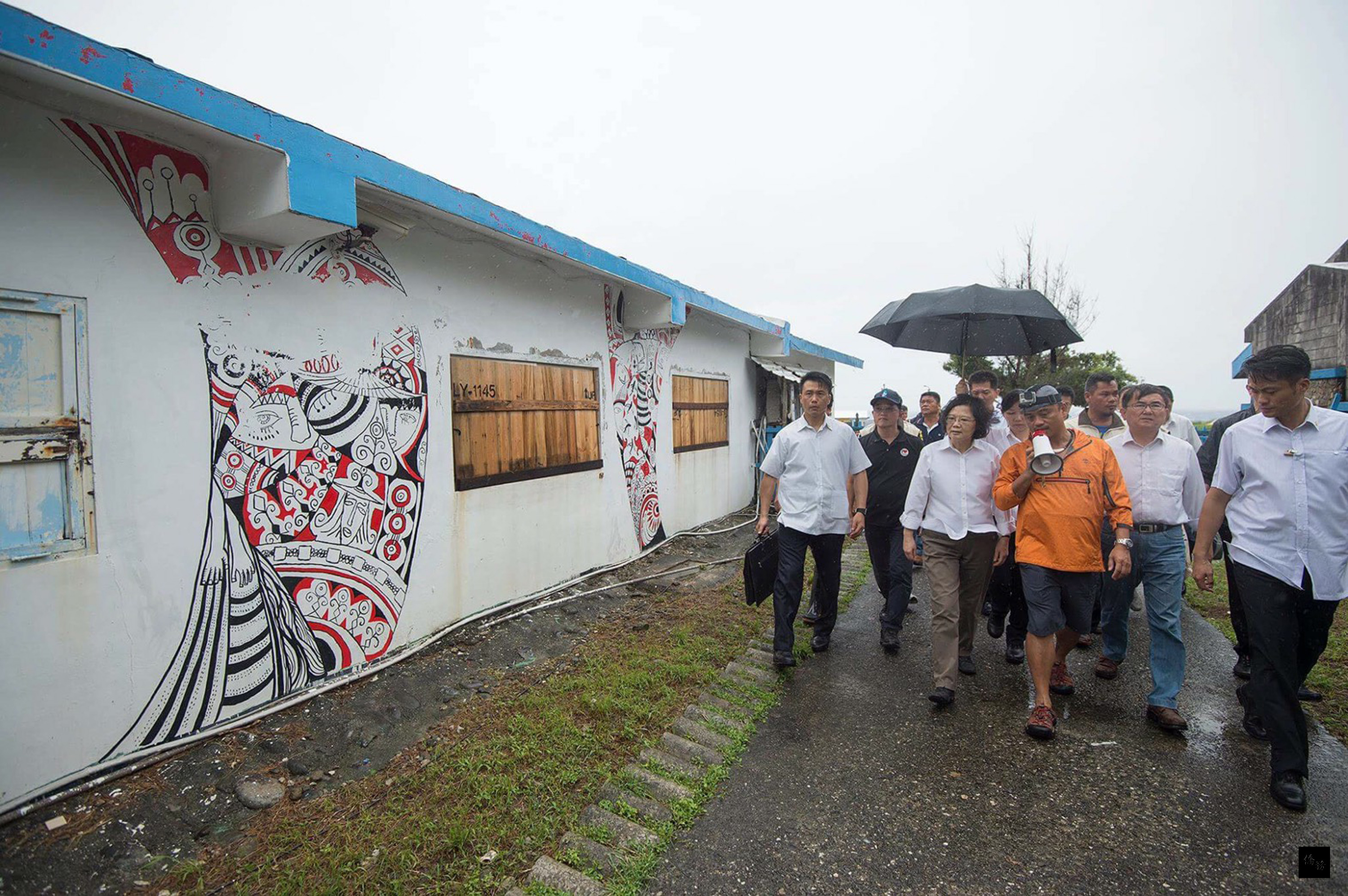 總統蔡英文(前左二)10日下午前往遭颱風尼伯特肆虐的蘭嶼視察,並關心近日因物資運補不易,鄉民相關生活物資是否足夠等問題。(中央社提供)