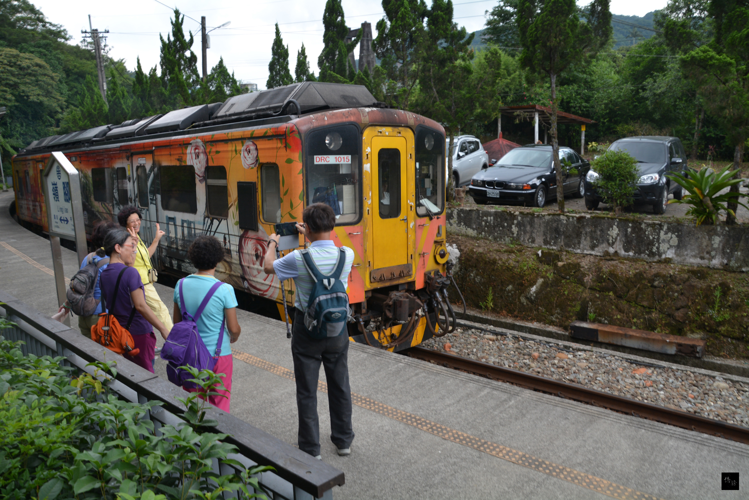 新北市平溪幸福慢旅啟動，搭配台灣好行木柵平溪線，鐵路線上的嶺腳，有獨特的半月型月台（圖），相對與別的月台不同，但私房秘境，常讓背包客流連忘返。（中央社提供）