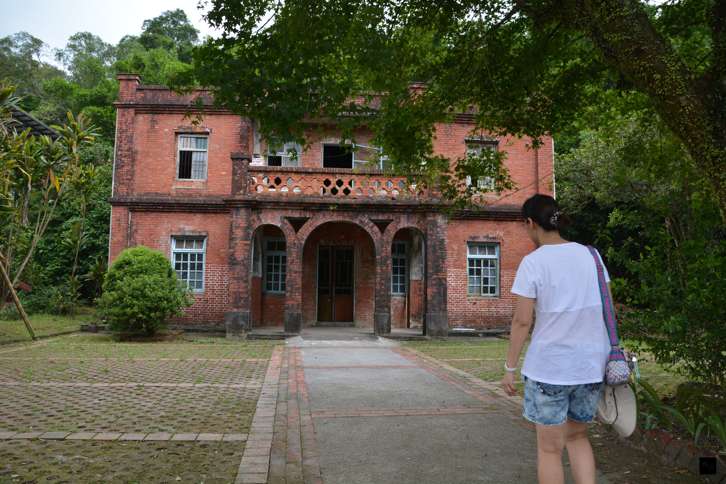 新北市平溪幸福慢旅啟動，搭配台灣好行木柵平溪線，鐵路線上的嶺腳，充滿煤業人文史蹟，但比起菁桐、平溪、十分，嶺腳蔡家洋樓（圖）相對顯得幽靜、慢活。（中央社提供）