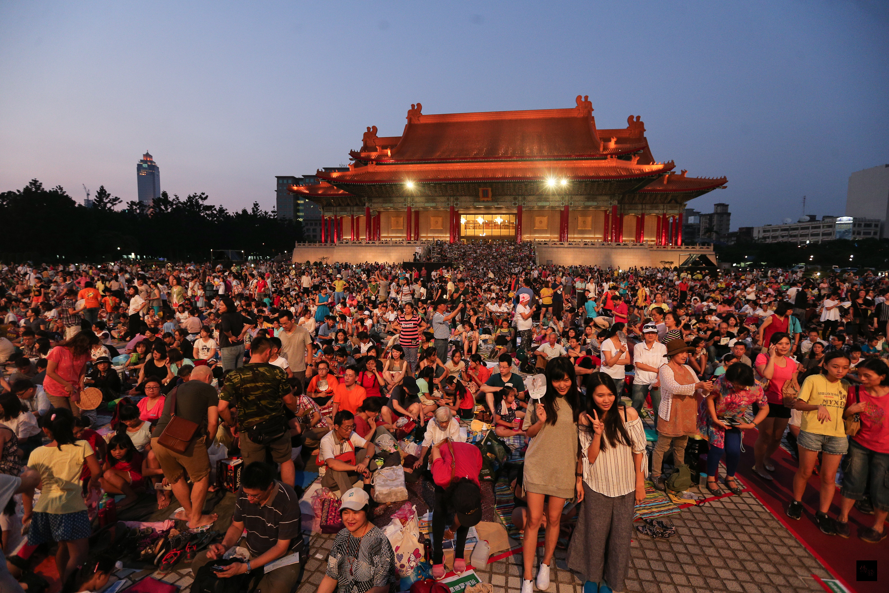 雲門舞集23日晚間在國家兩廳院藝文廣場進行「白水」、「微塵 」戶外公演,數萬人扶老攜幼席地而坐,一起欣賞表演。(中央社提供)
