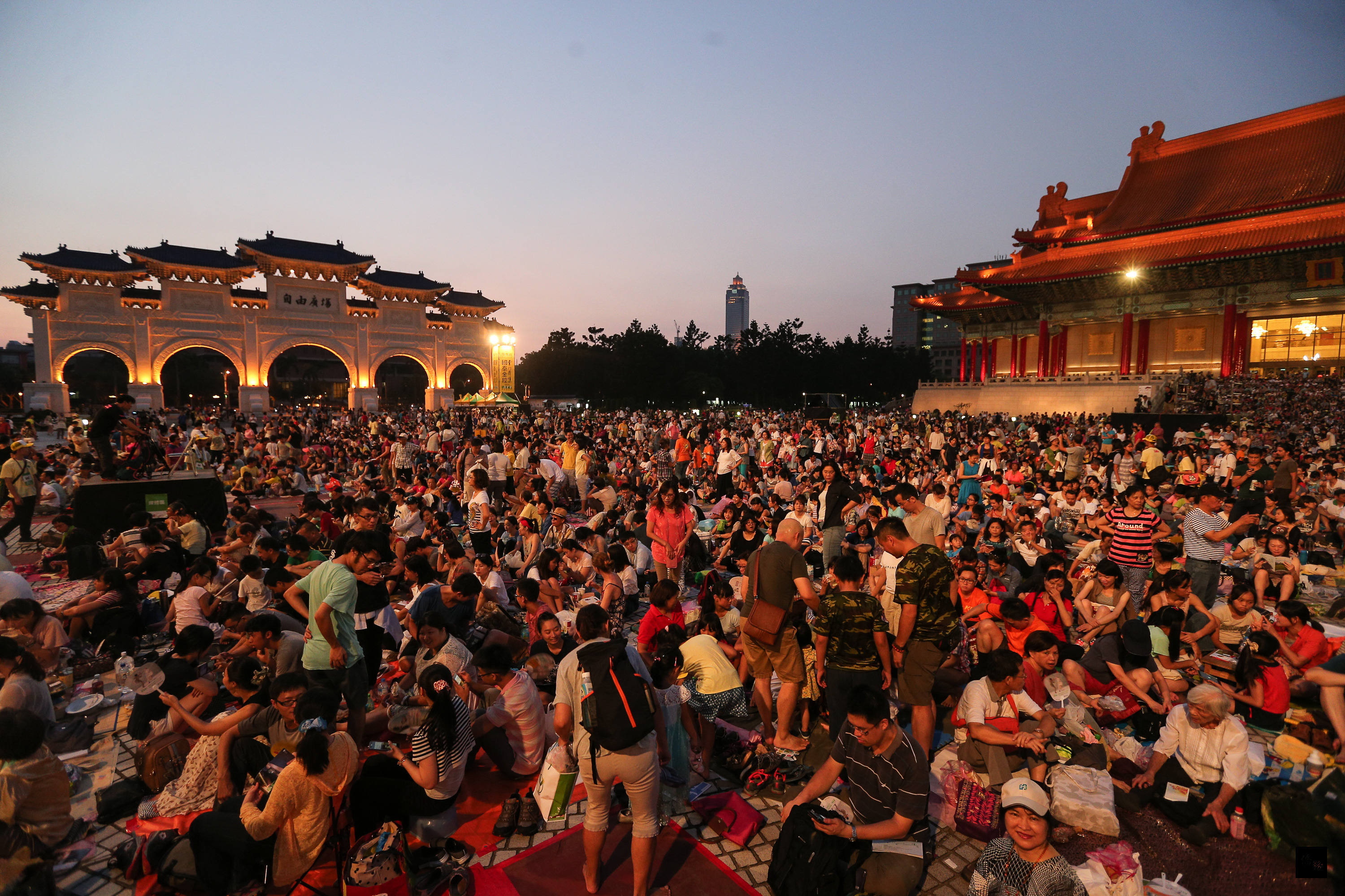 雲門舞集23日晚間在國家兩廳院藝文廣場進行「白水」、「微塵 」戶外公演,數萬人扶老攜幼席地而坐,一起欣賞表演。(中央社提供)