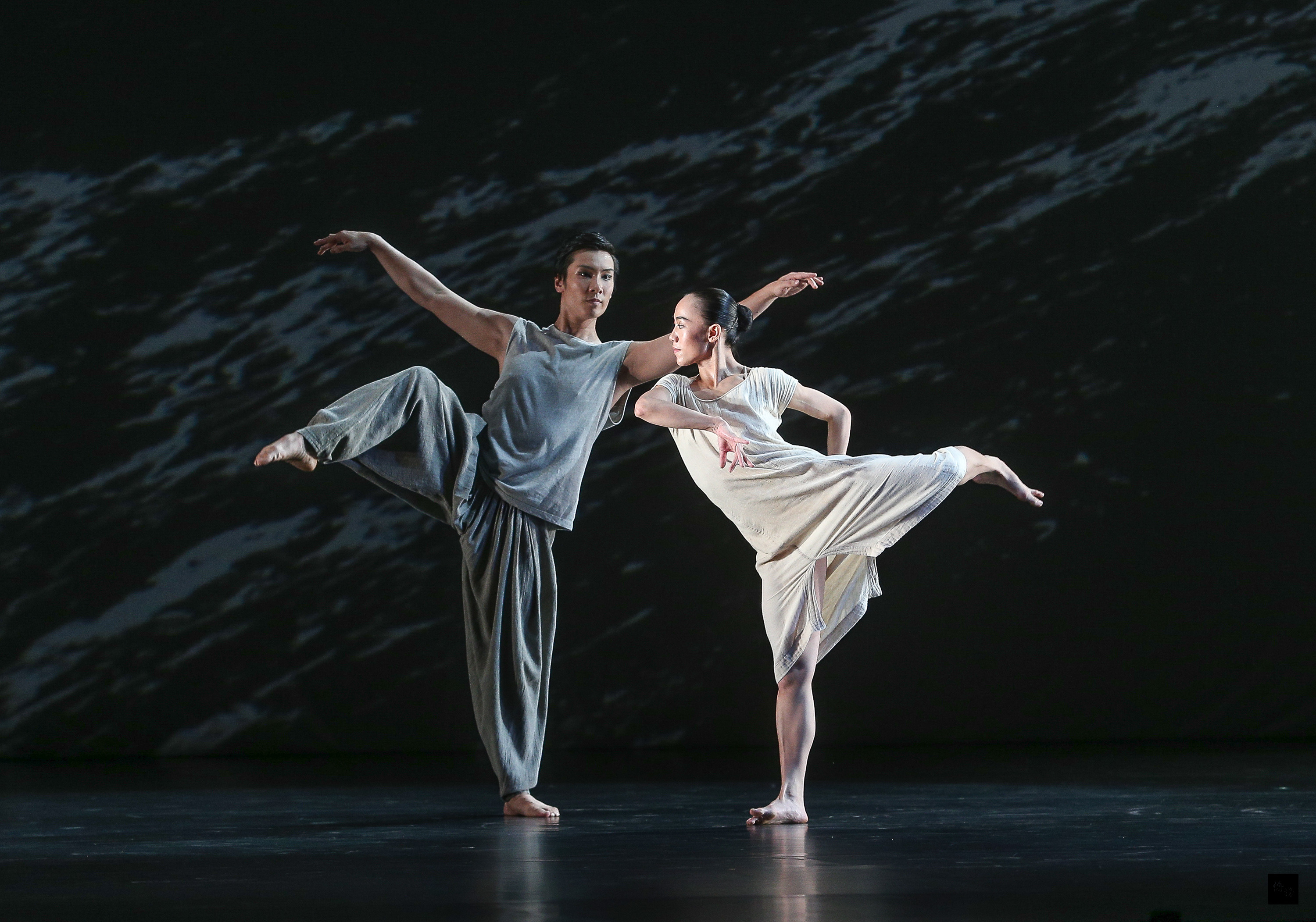 雲門舞集23日晚間在國家兩廳院藝文廣場進行「白水」、「微塵 」戶外公演,精彩演出帶給現場民眾一場週末的藝術饗宴。(中央社提供)