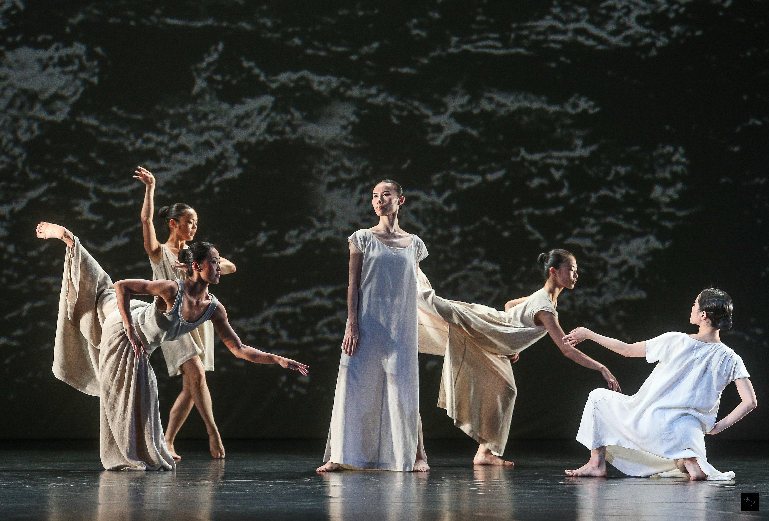 雲門舞集23日晚間在國家兩廳院藝文廣場進行「白水」、「微塵 」戶外公演,精彩的演出帶給現場民眾一場週末的藝術饗宴。(中央社提供)